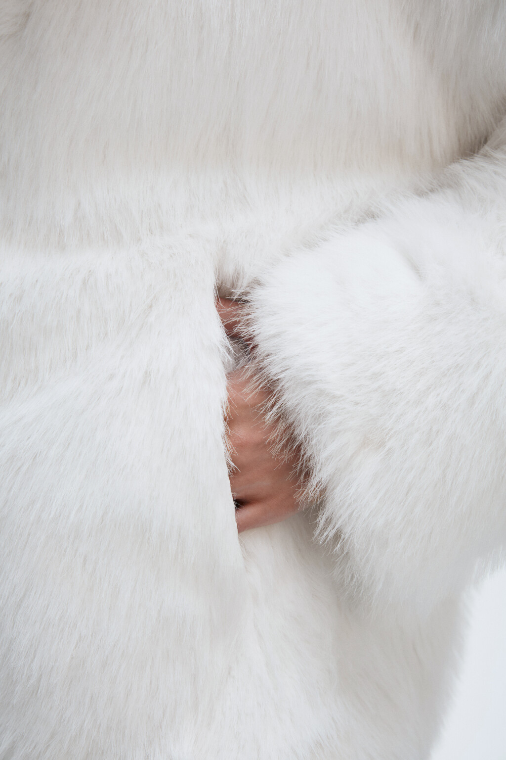 Шуба короткая из искусственного меха - цвет белый - 8