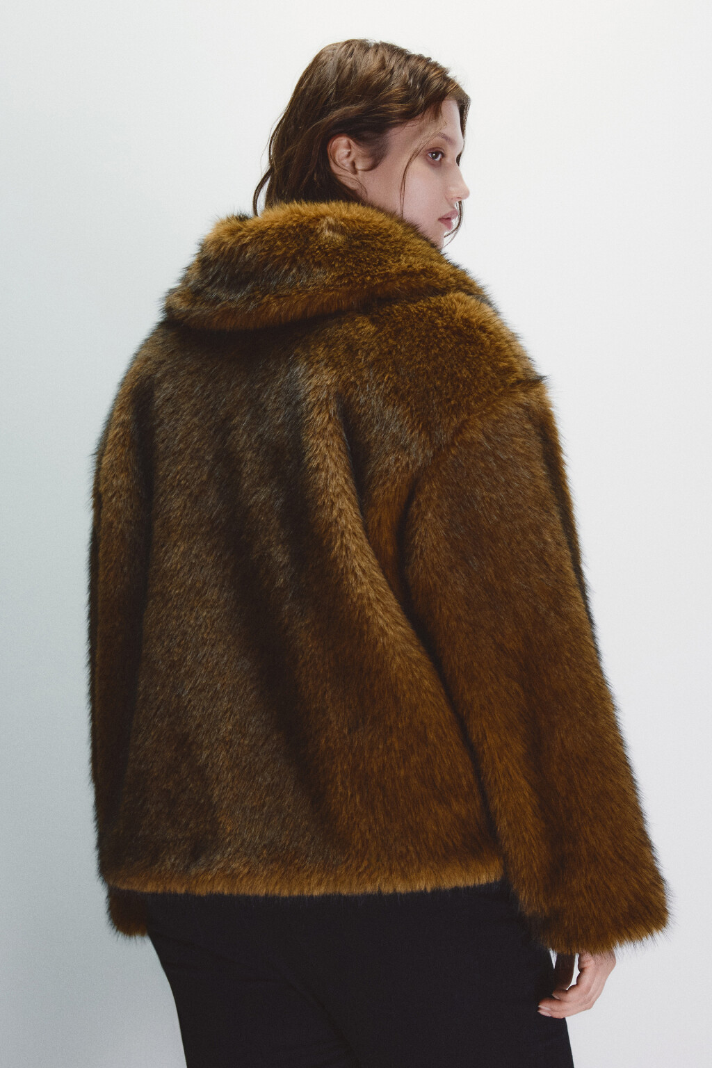 Шуба короткая с длинным ворсом - цвет коричневый - 3