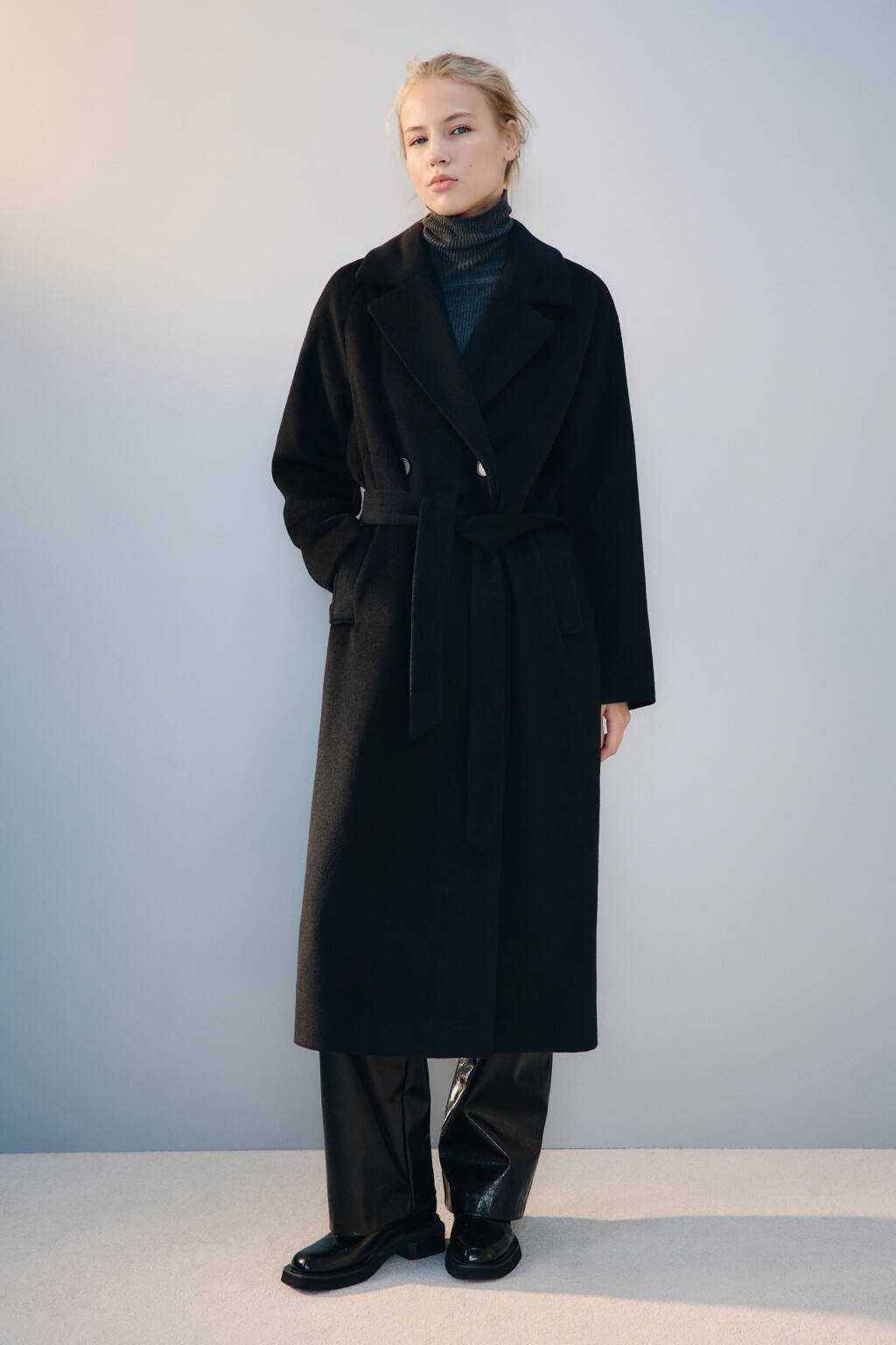 Пальто длинное драповое с поясом - цвет черный - 2
