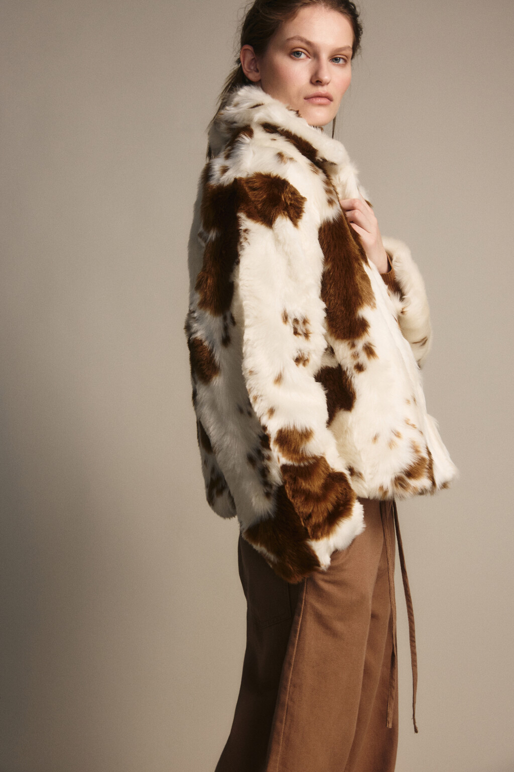 Куртка из меха с коровьим принтом - цвет мультиколор - 3
