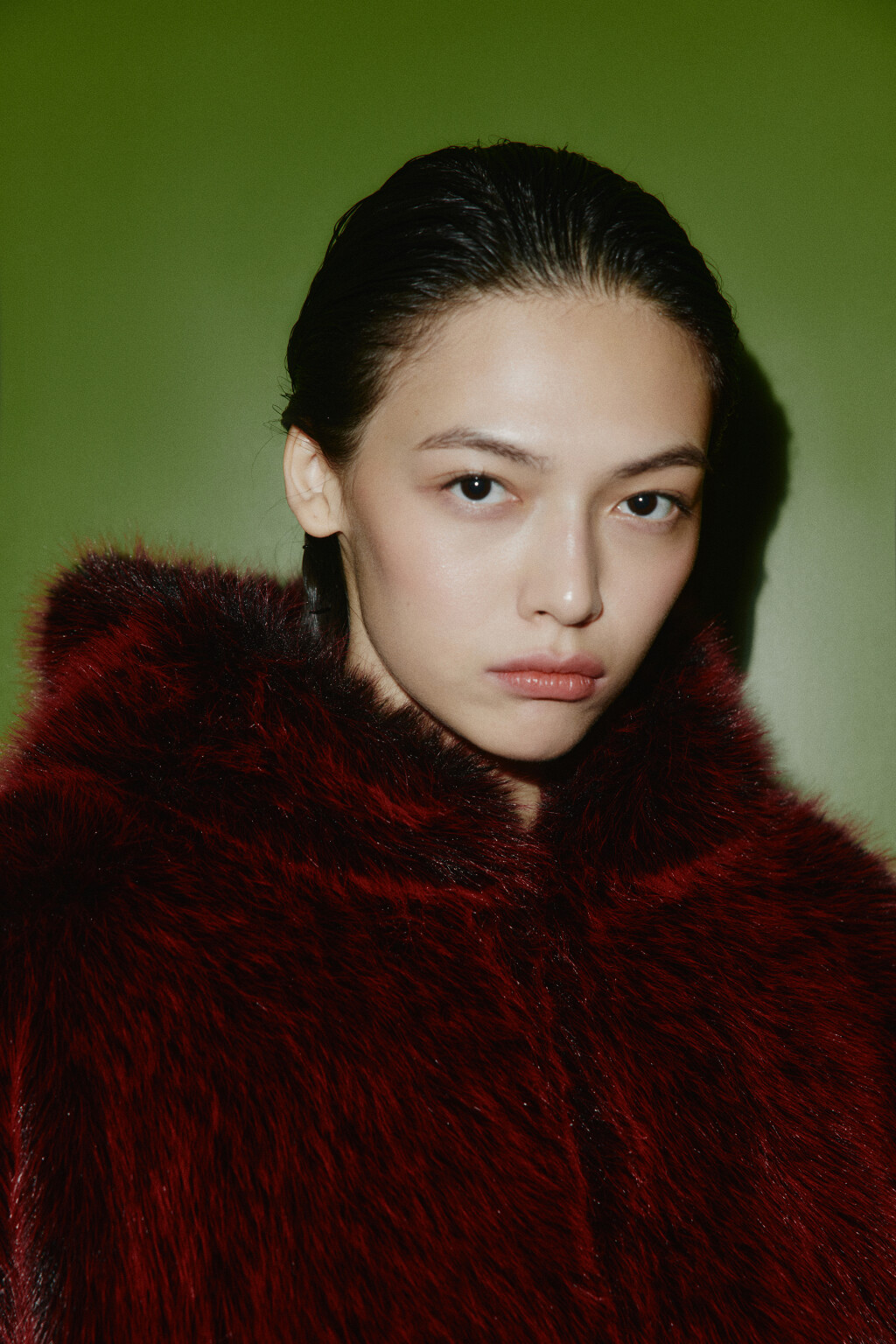 Шуба короткая с капюшоном - цвет красный - 2