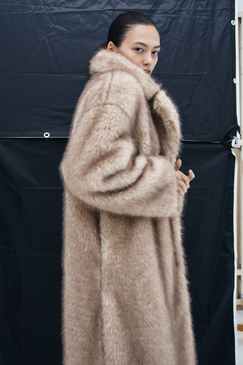 Шуба длинная из искусственного меха - цвет бежевый - 2
