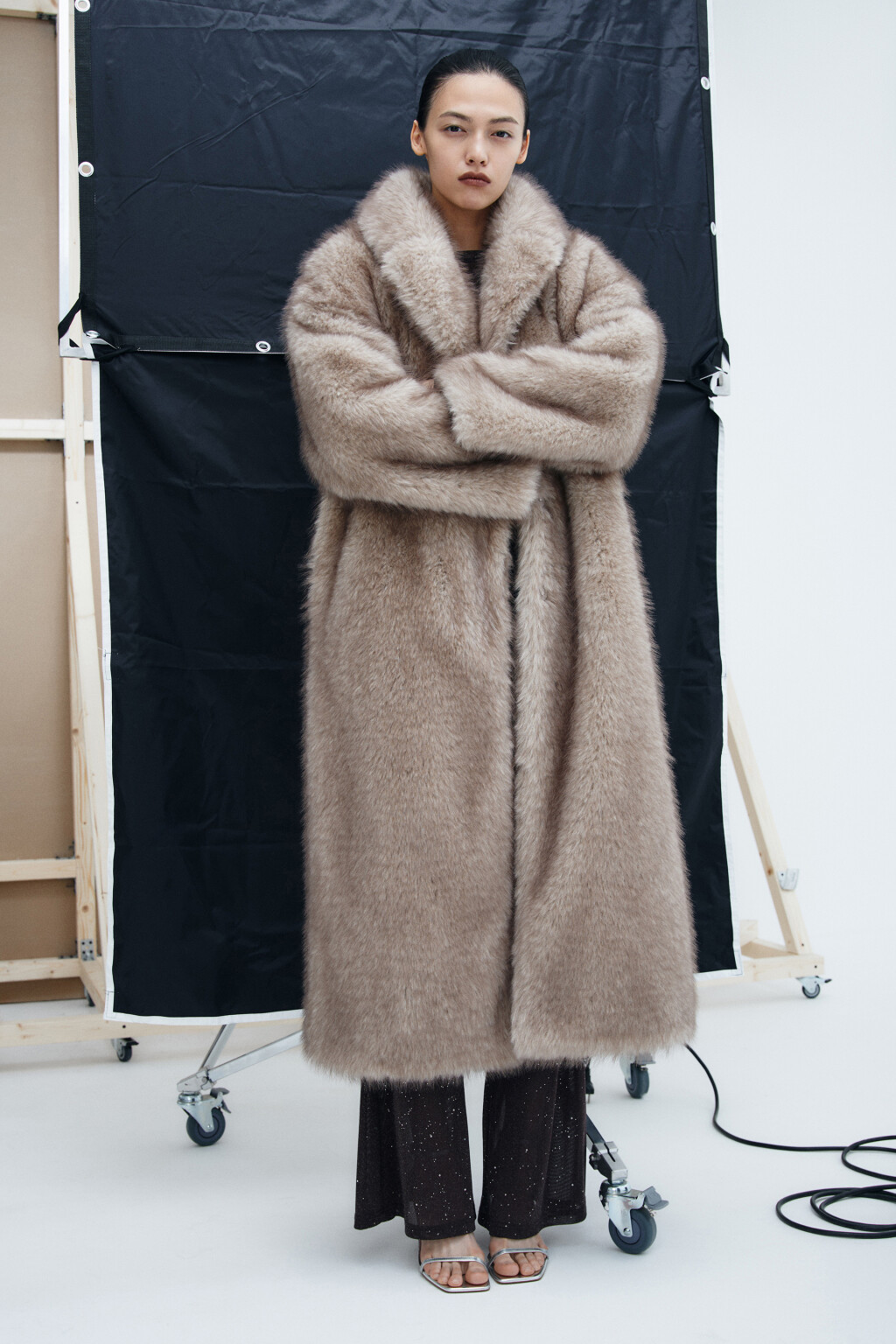 Шуба длинная из искусственного меха - цвет бежевый - 3