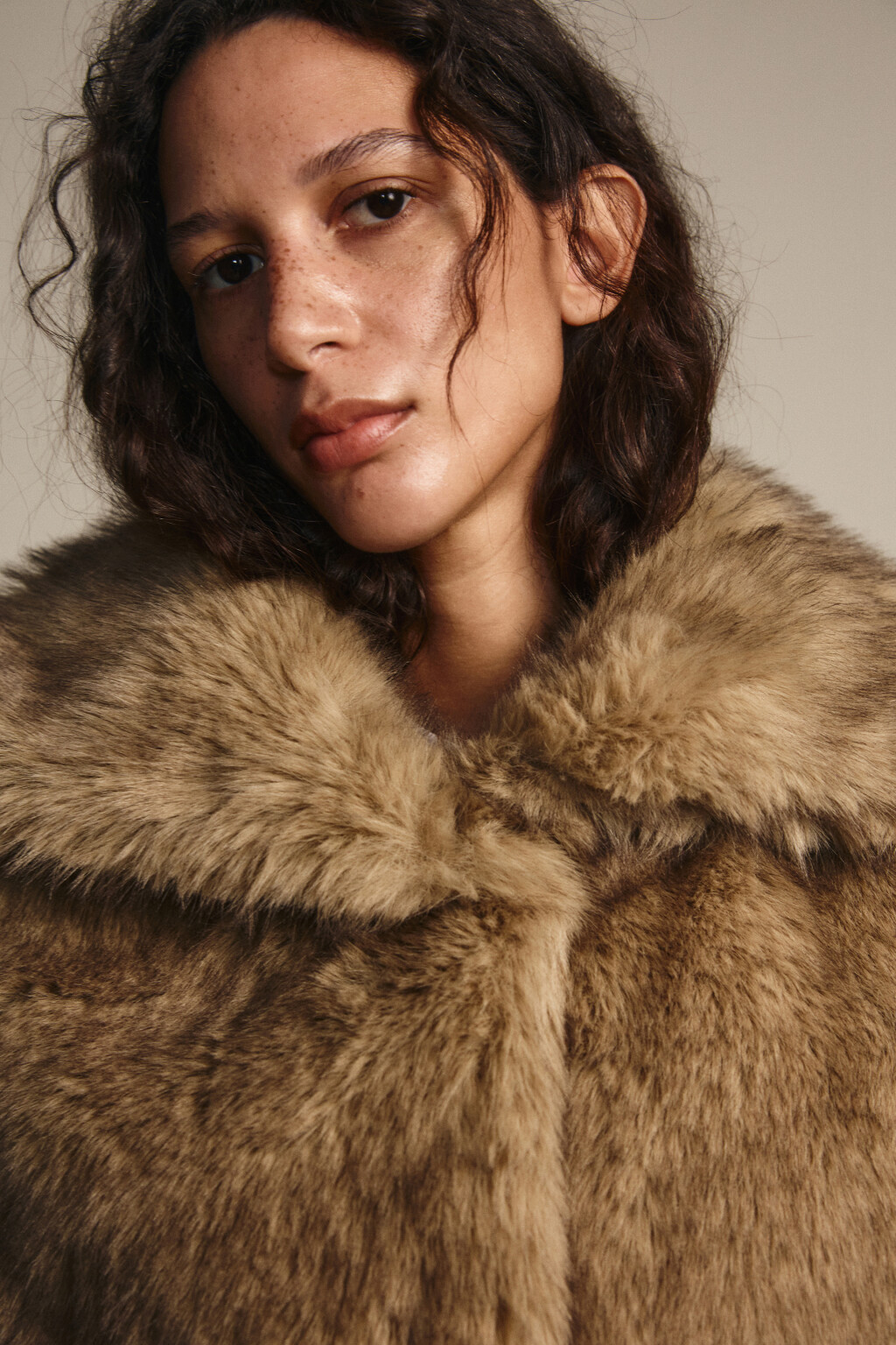 Жилет утепленный с длинным ворсом - цвет коричневый - 5