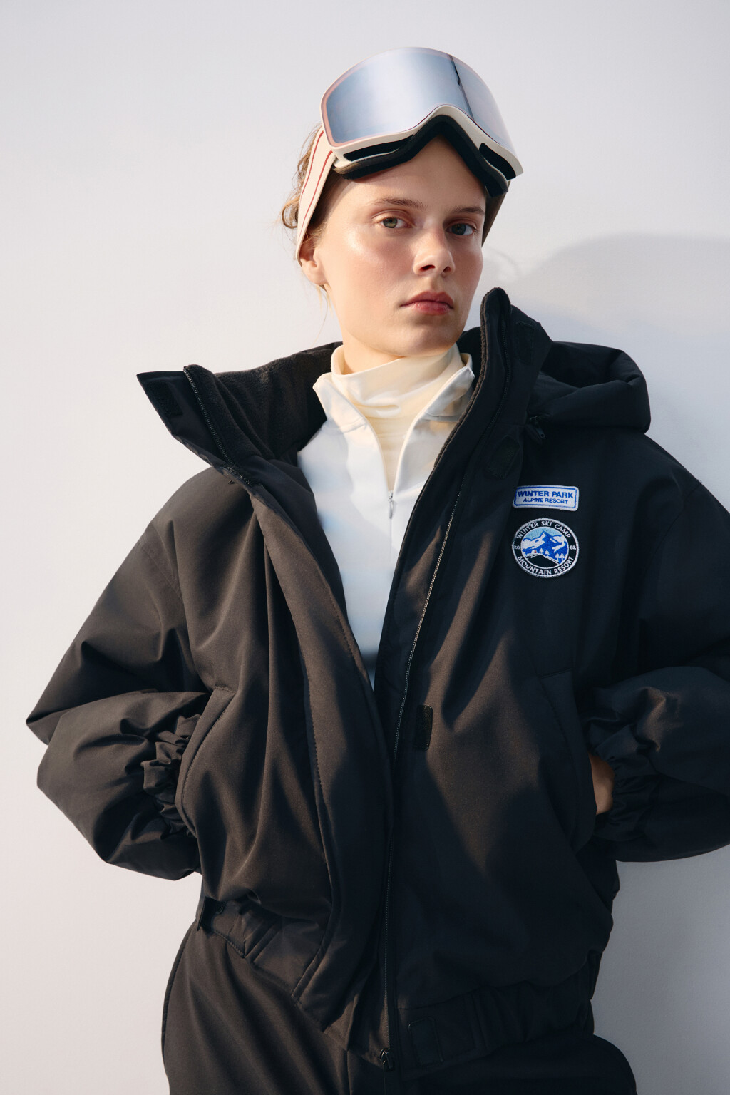 Куртка с капюшоном и нашивкой - цвет черный - 1