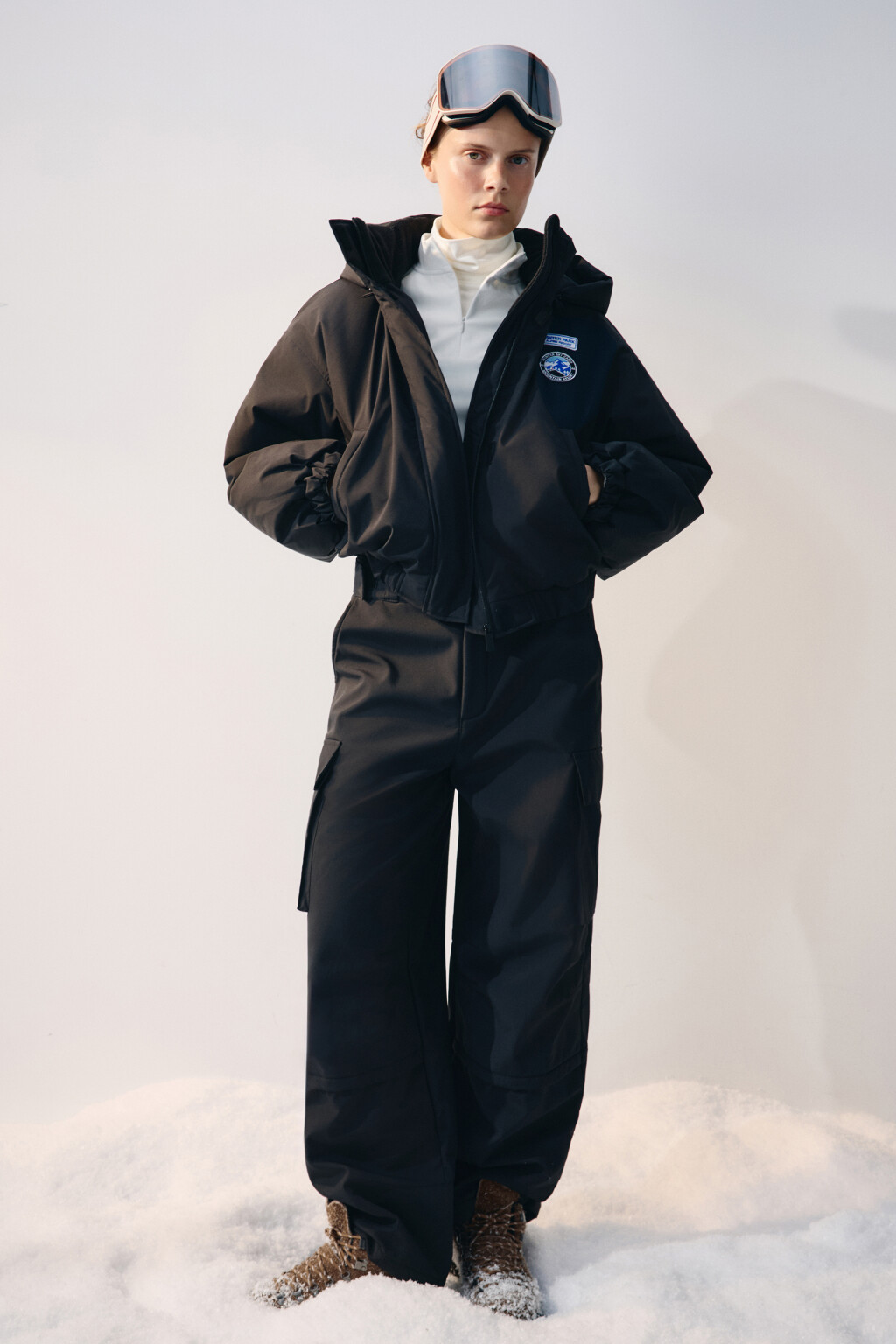 Куртка с капюшоном и нашивкой - цвет черный - 2