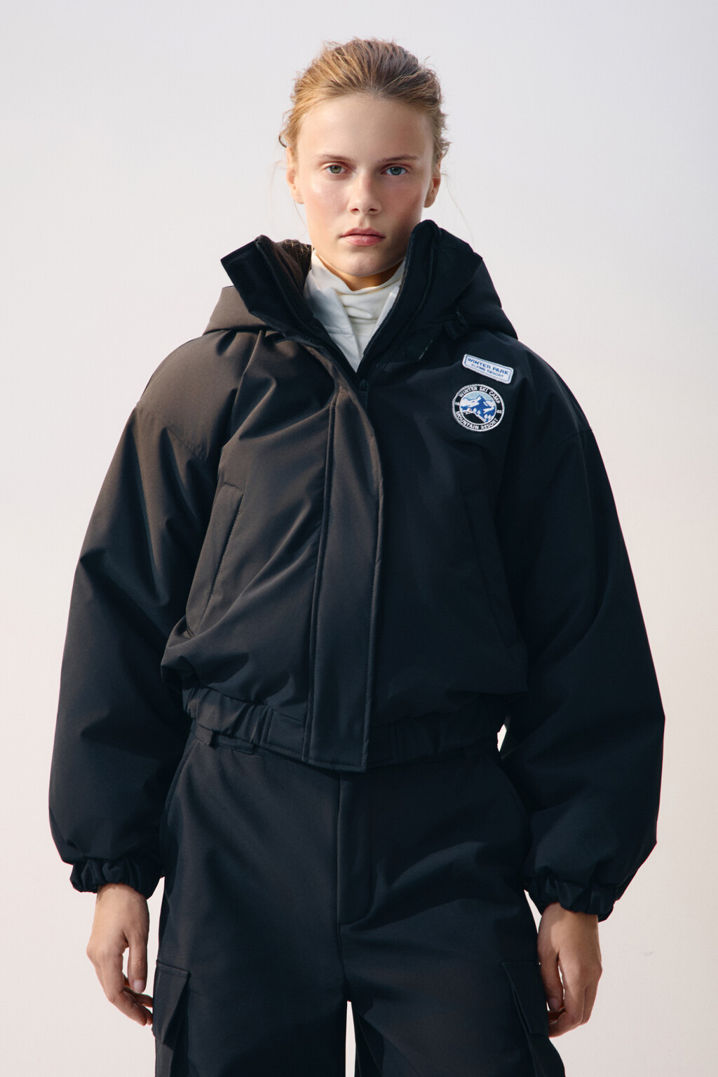 Куртка с капюшоном и нашивкой - цвет черный - 4