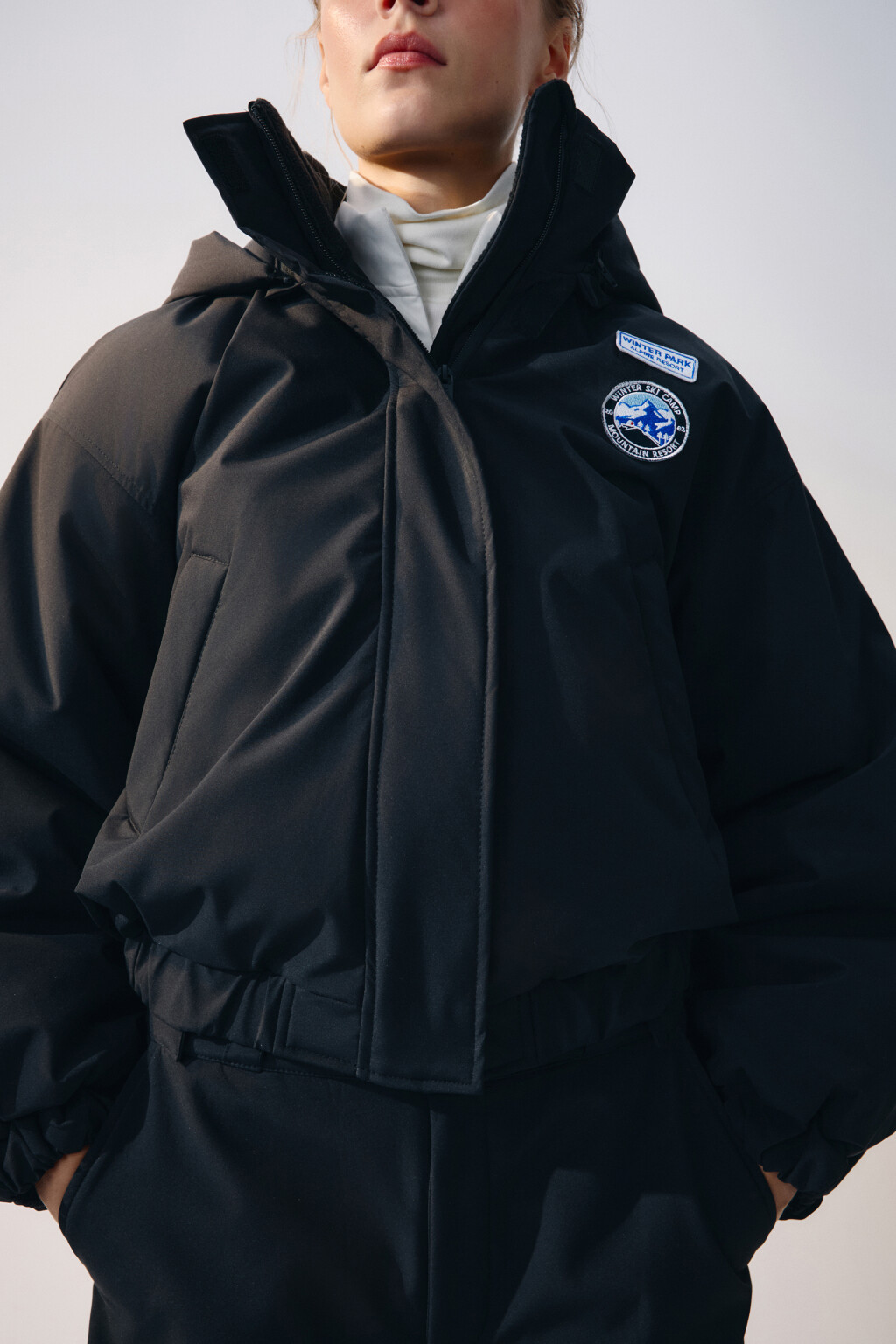 Куртка с капюшоном и нашивкой - цвет черный - 7