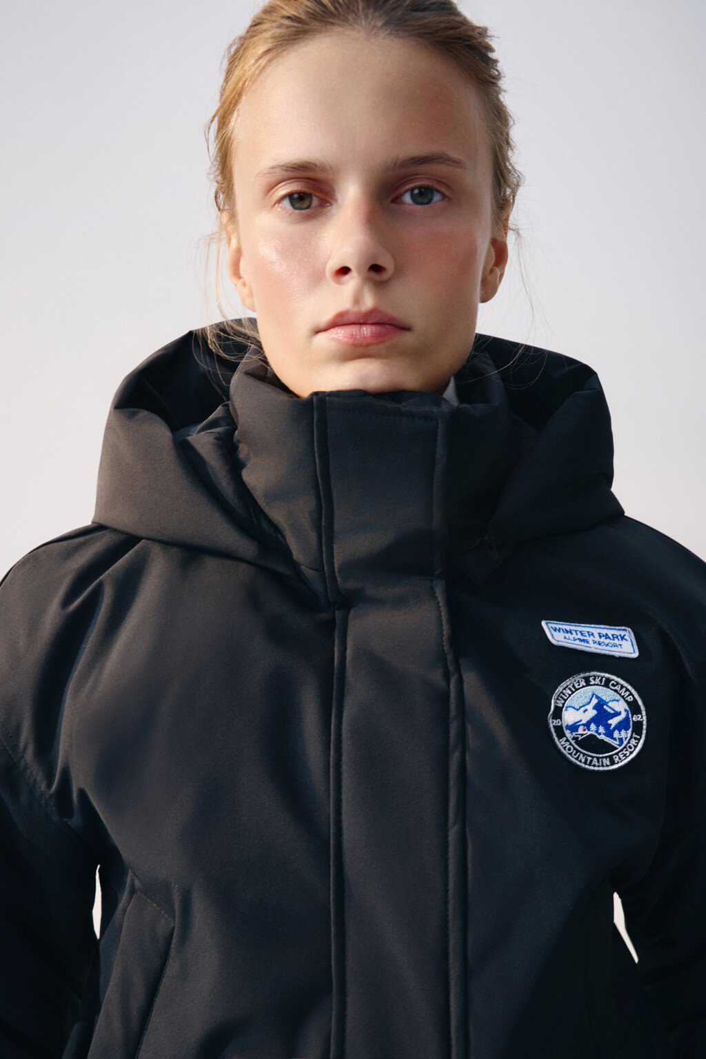 Куртка с капюшоном и нашивкой - цвет черный - 8