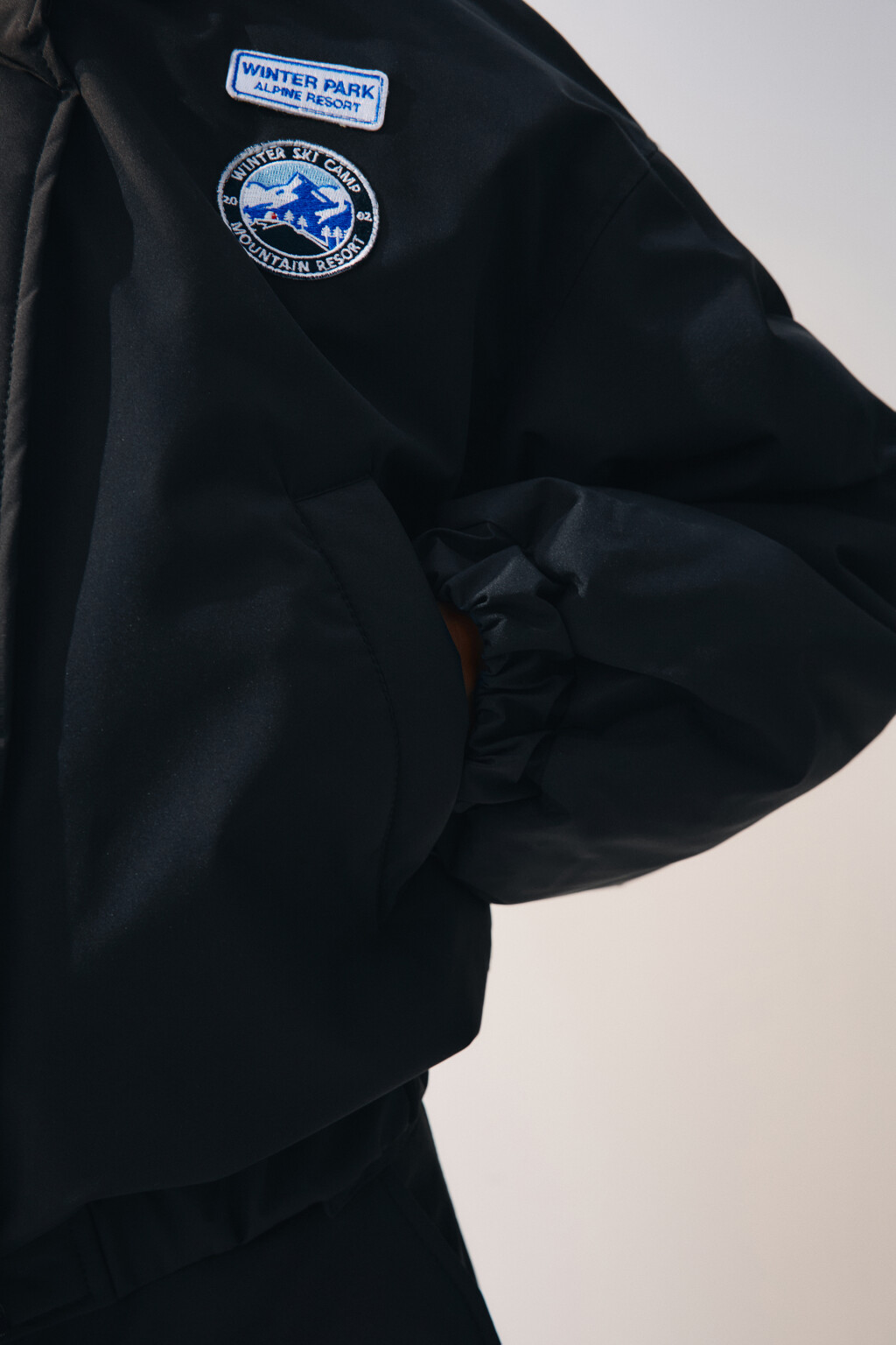 Куртка с капюшоном и нашивкой - цвет черный - 9