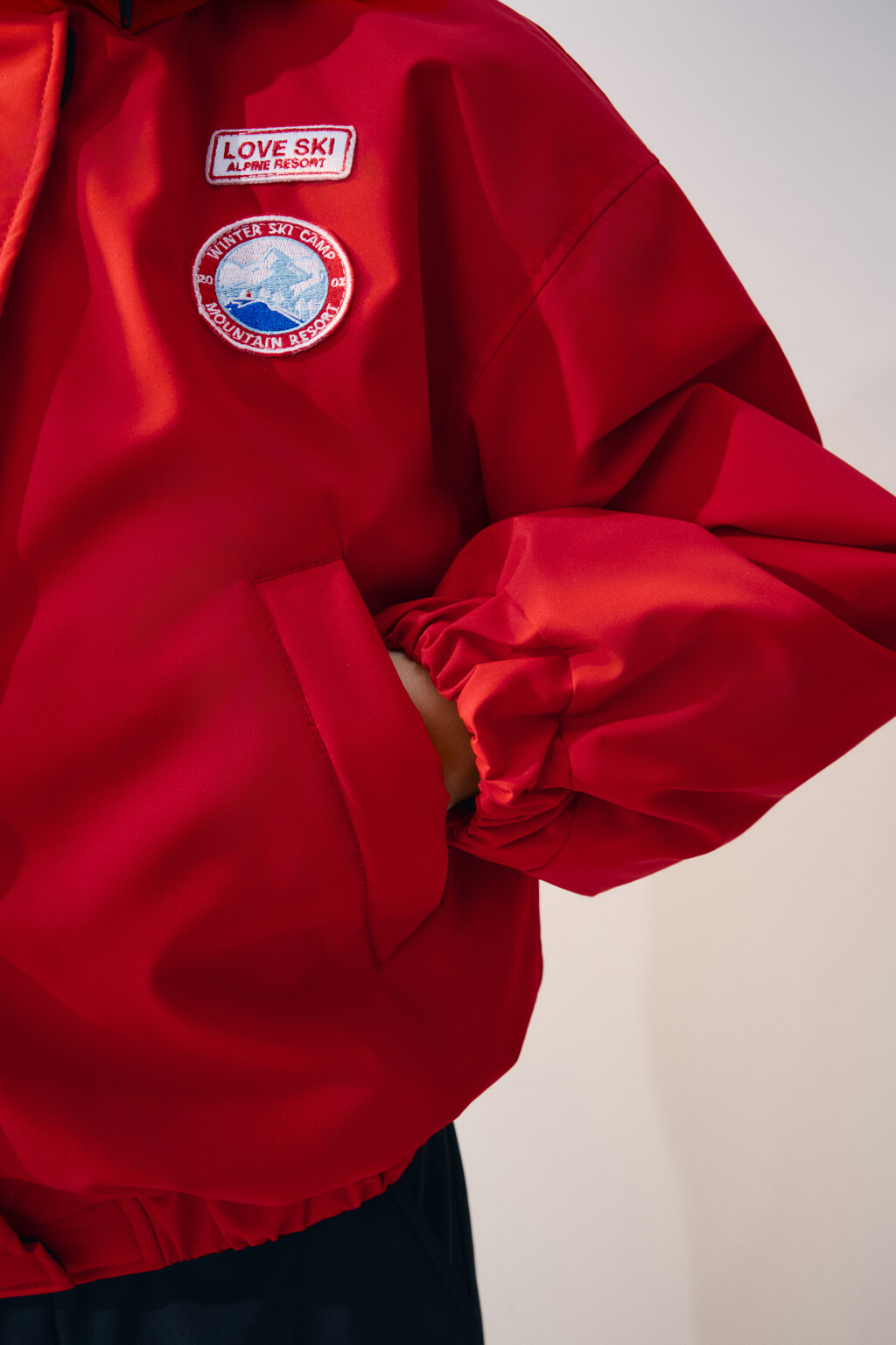 Куртка с капюшоном и нашивкой - цвет красный - 7