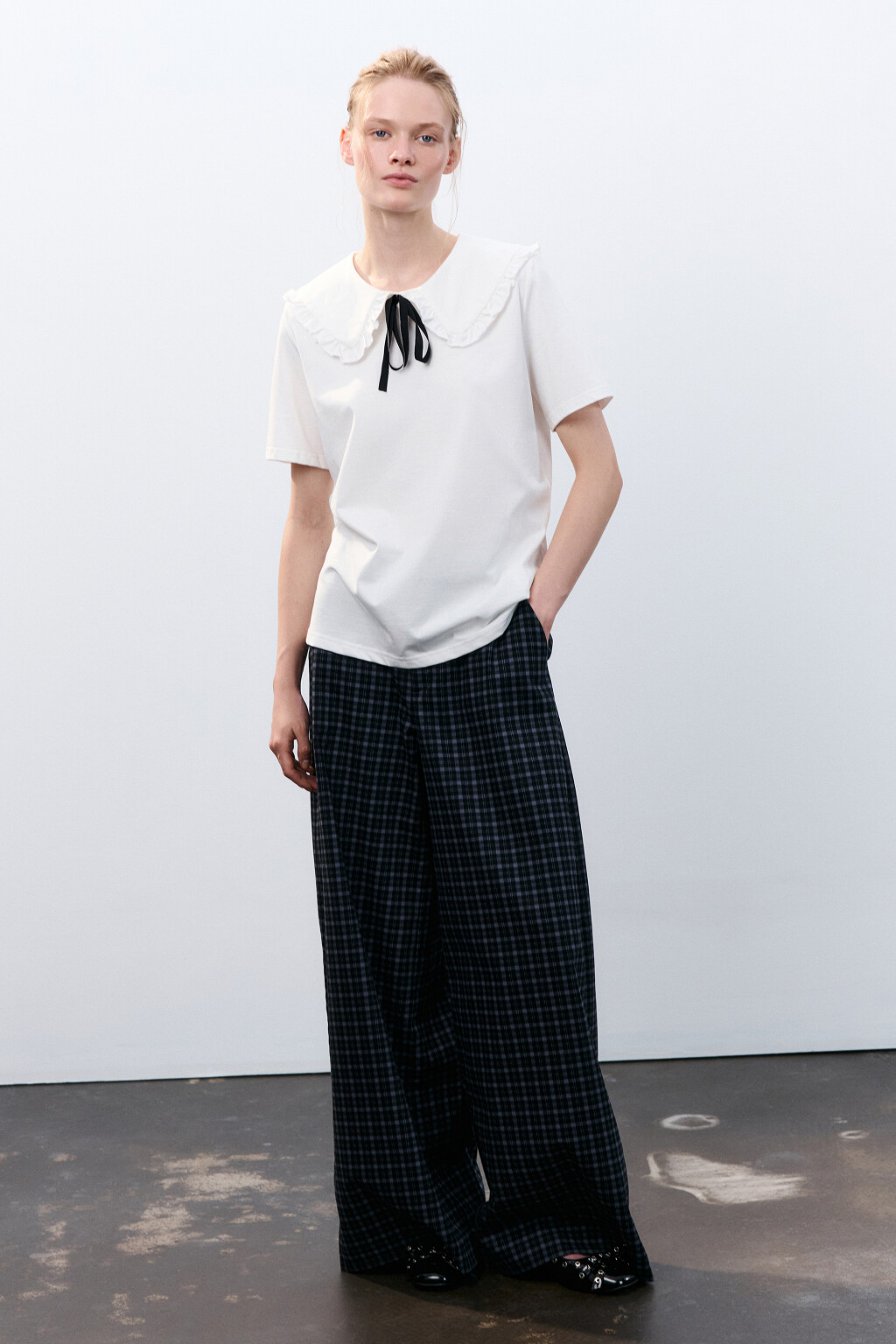 Футболка с воротничком на завязках - цвет белый - 4