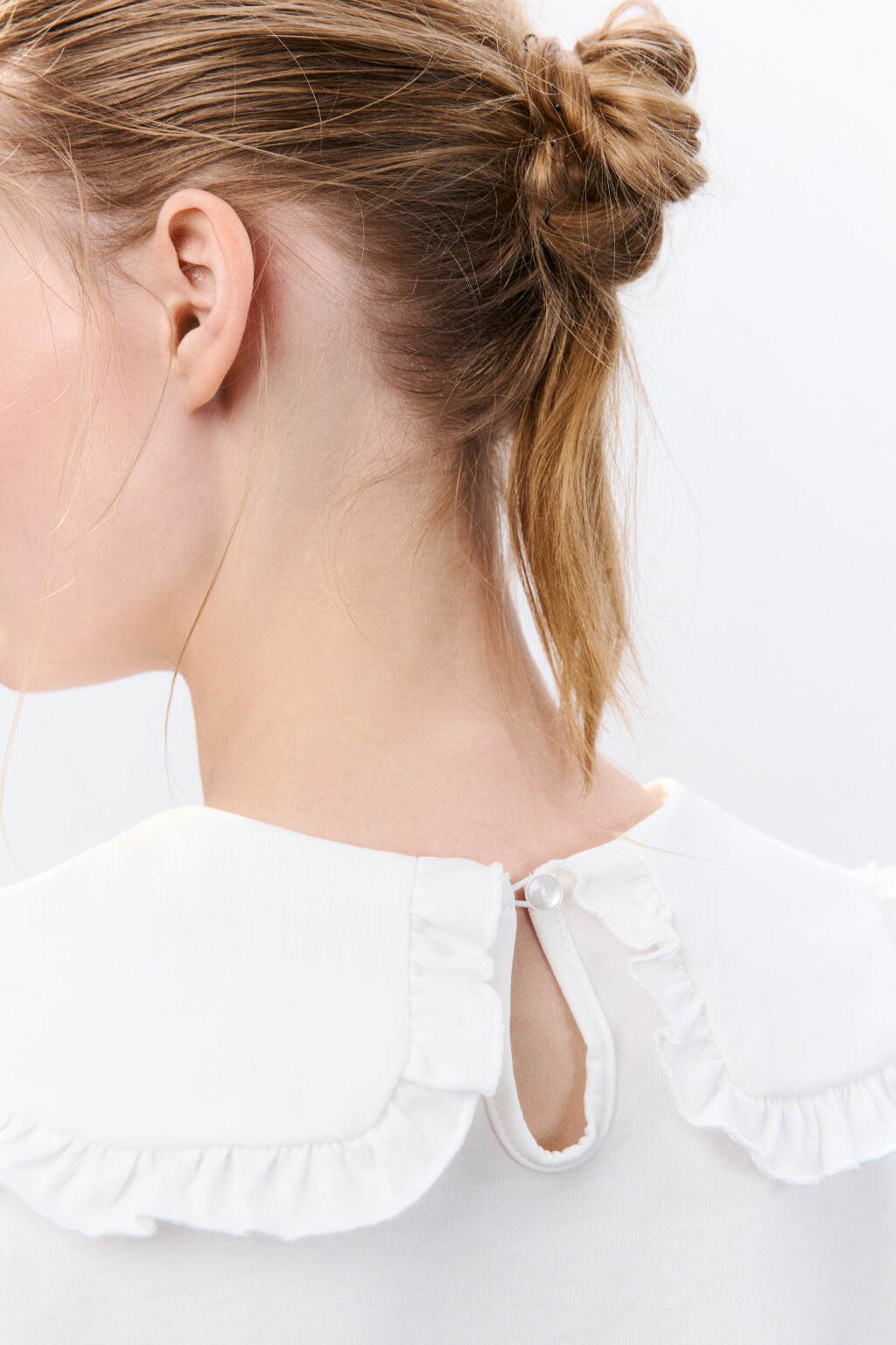 Футболка с воротничком на завязках - цвет белый - 6