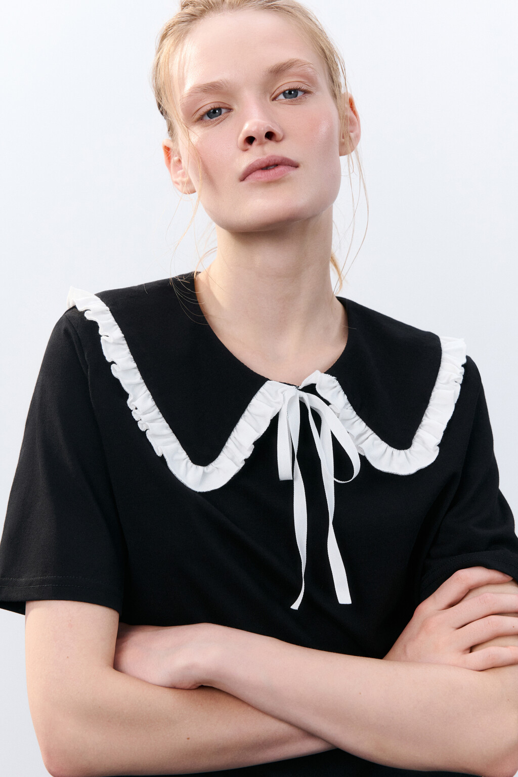 Футболка с воротничком на завязках - цвет черный - 2