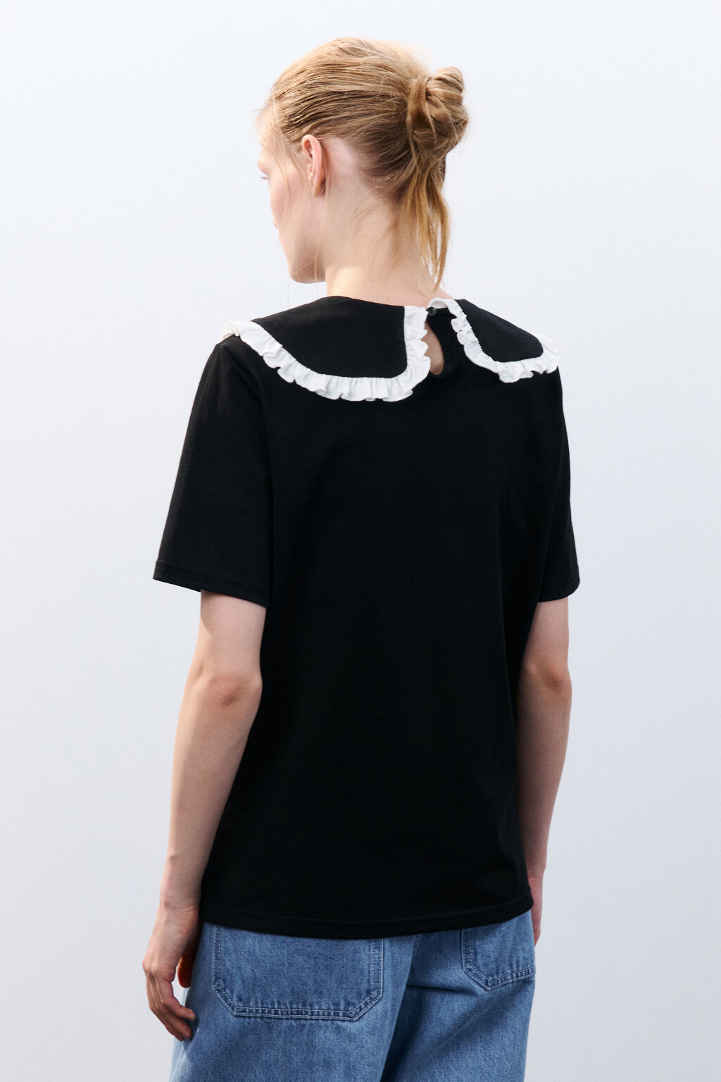 Футболка с воротничком на завязках - цвет черный - 4