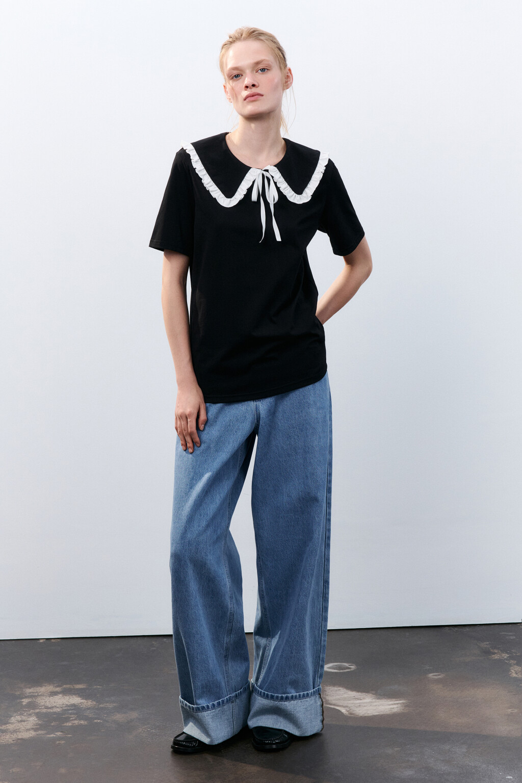 Футболка с воротничком на завязках - цвет черный - 5