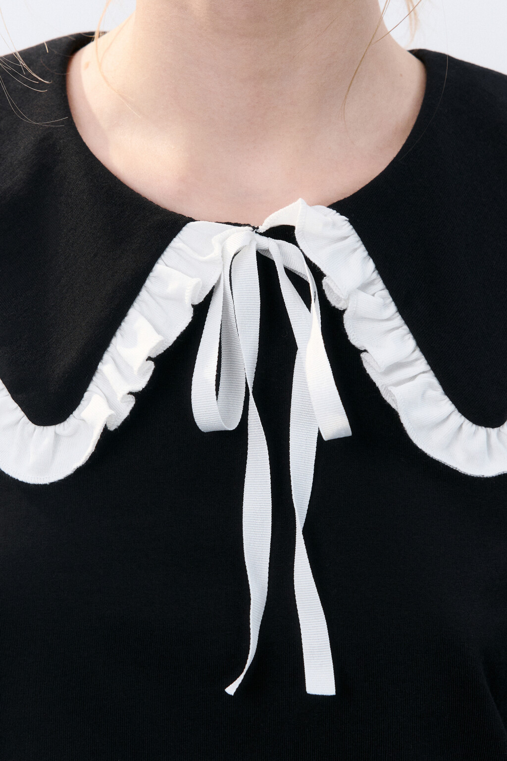 Футболка с воротничком на завязках - цвет черный - 6