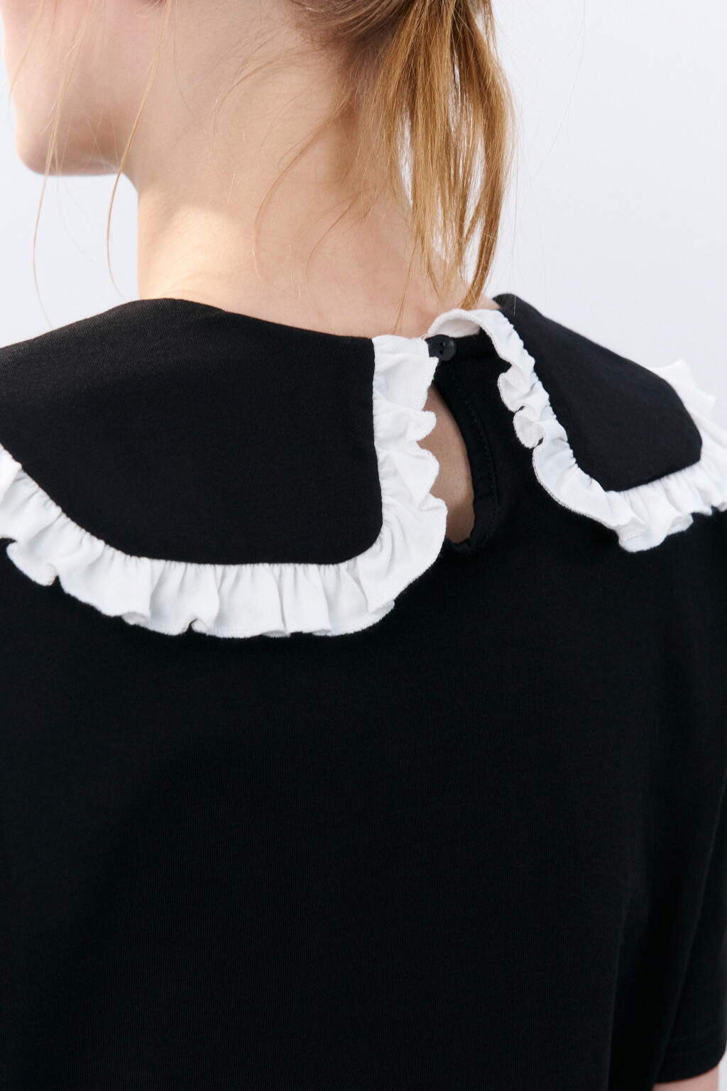 Футболка с воротничком на завязках - цвет черный - 7