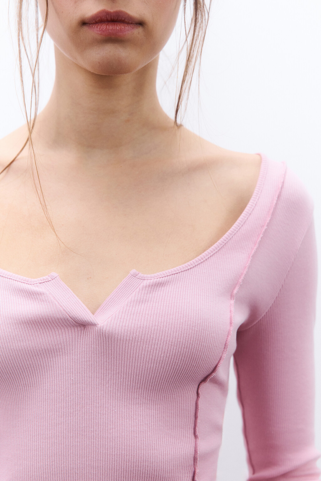 Лонгслив в рубчик с вырезом - цвет розовый - 6