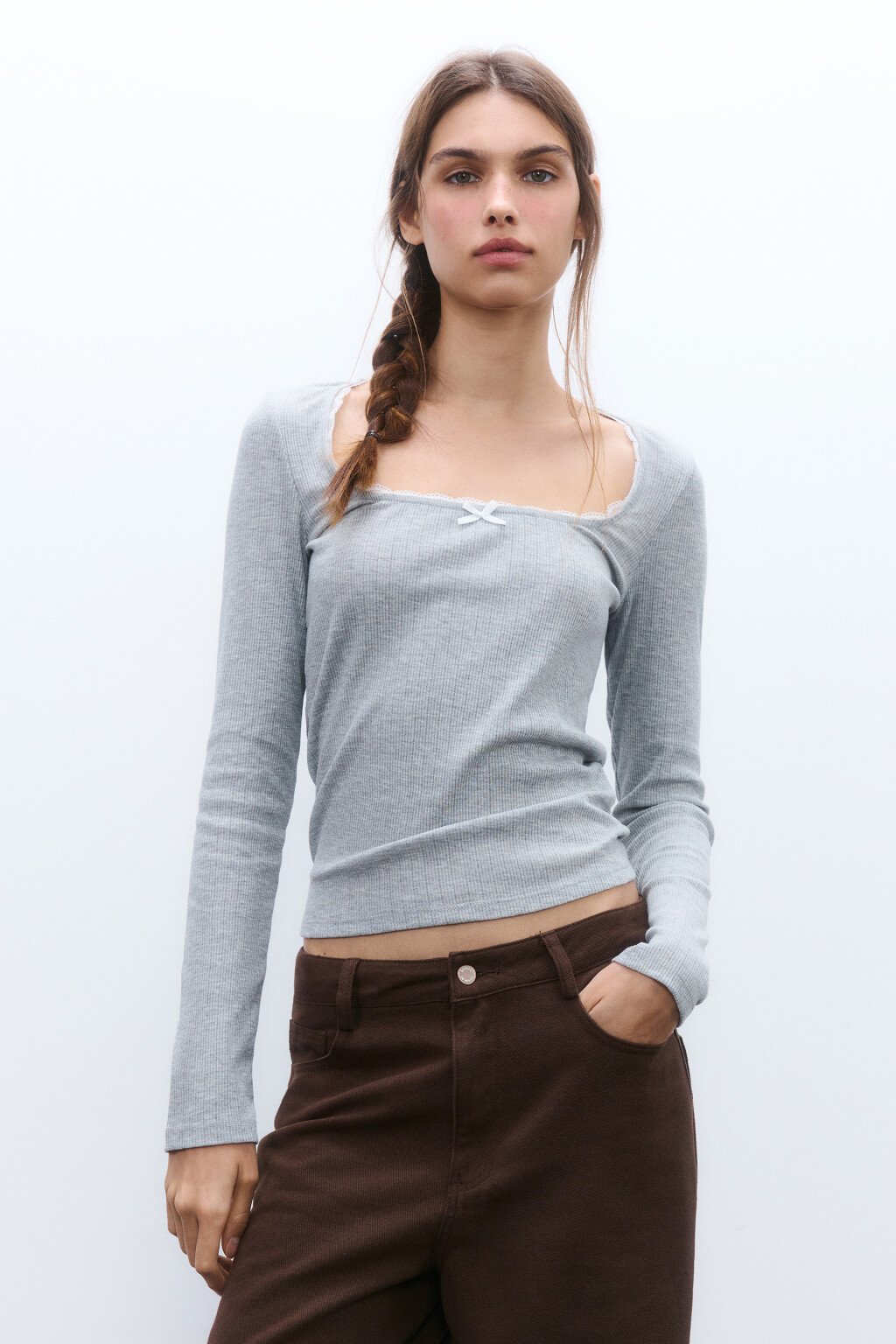 Лонгслив с кружевом и бантиком - цвет серый - 2