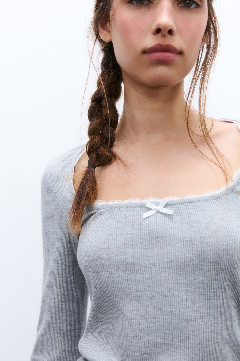 Лонгслив с кружевом и бантиком - цвет серый - 5