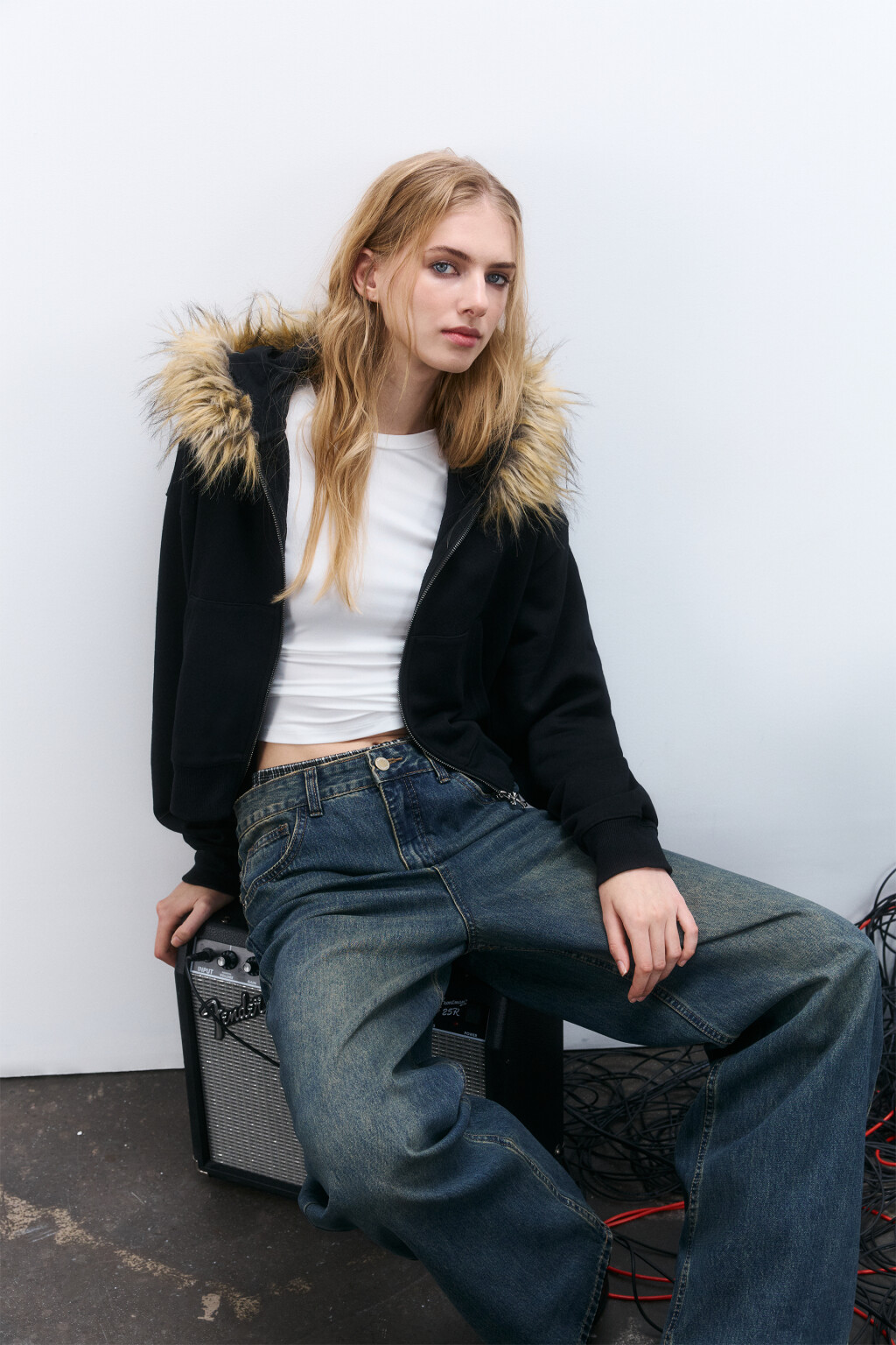 Худи-зипка с опушкой на капюшоне - цвет черный - 2