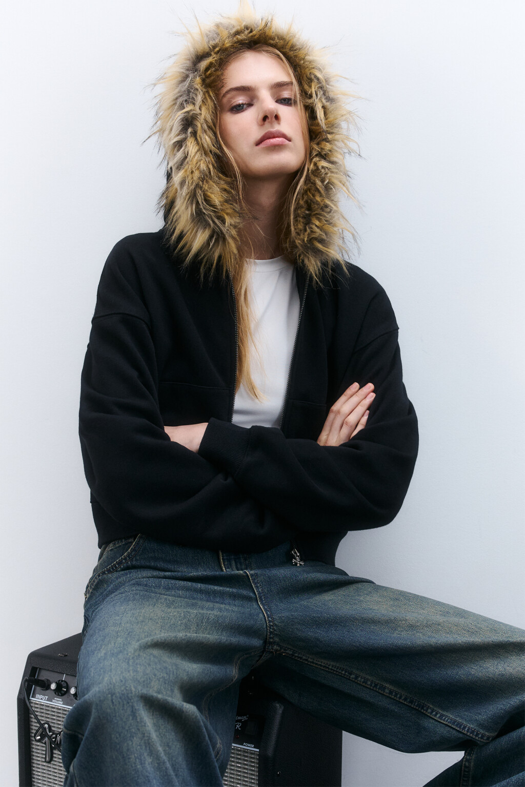 Худи-зипка с опушкой на капюшоне - цвет черный - 3