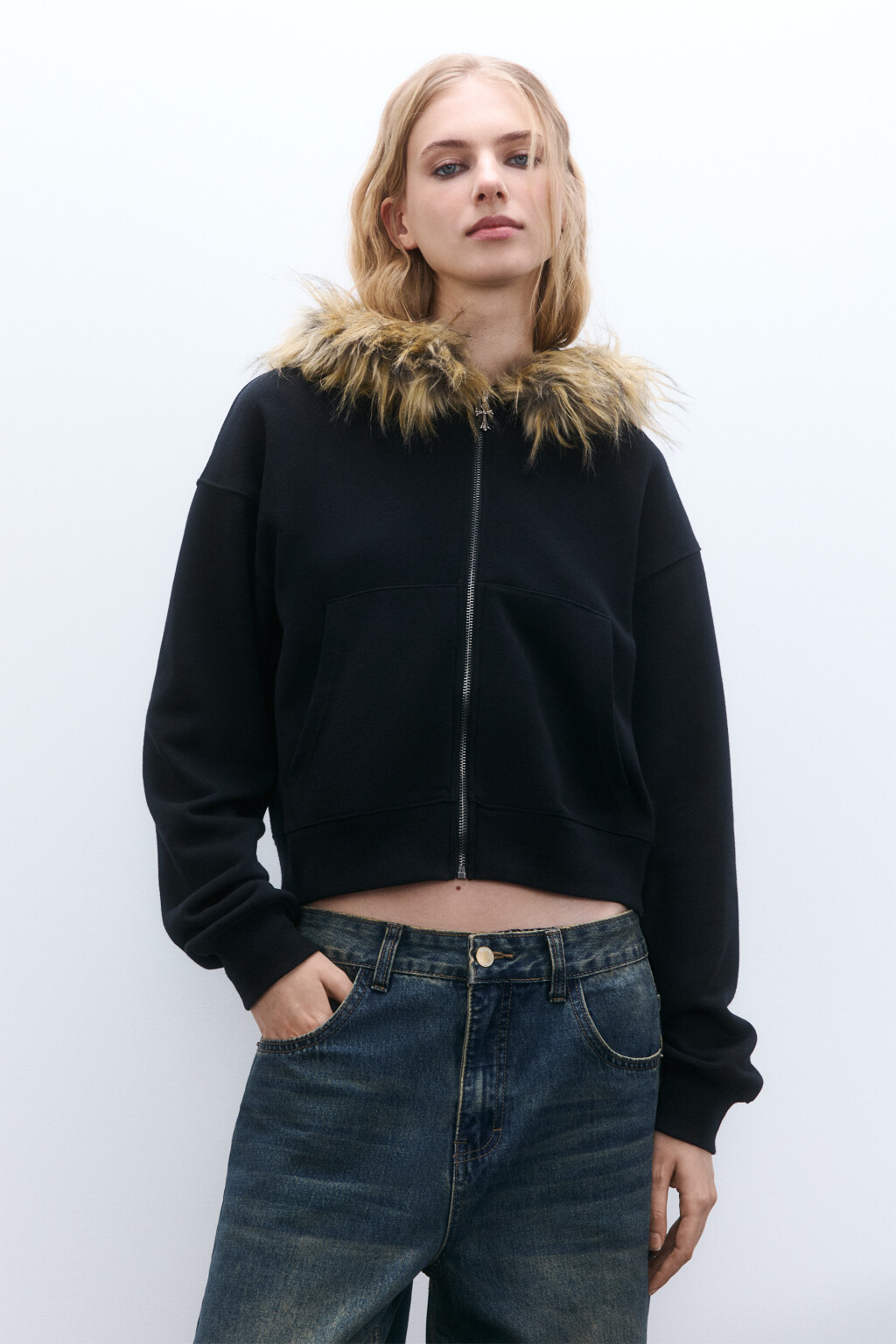 Худи-зипка с опушкой на капюшоне - цвет черный - 4
