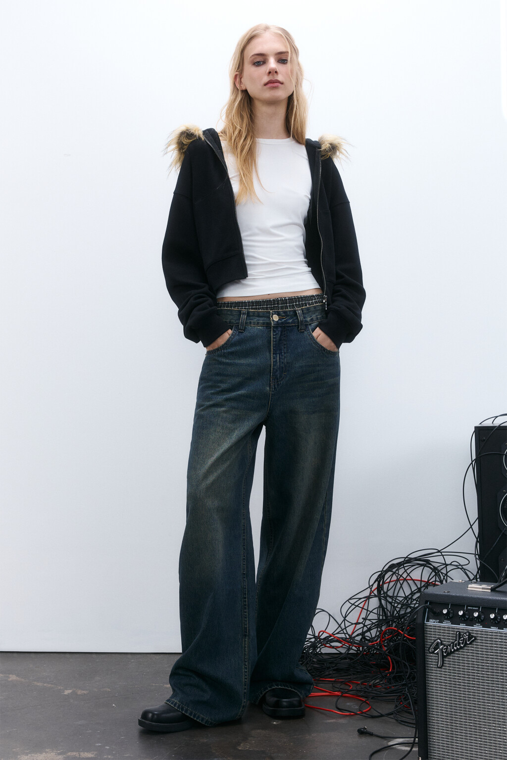 Худи-зипка с опушкой на капюшоне - цвет черный - 6