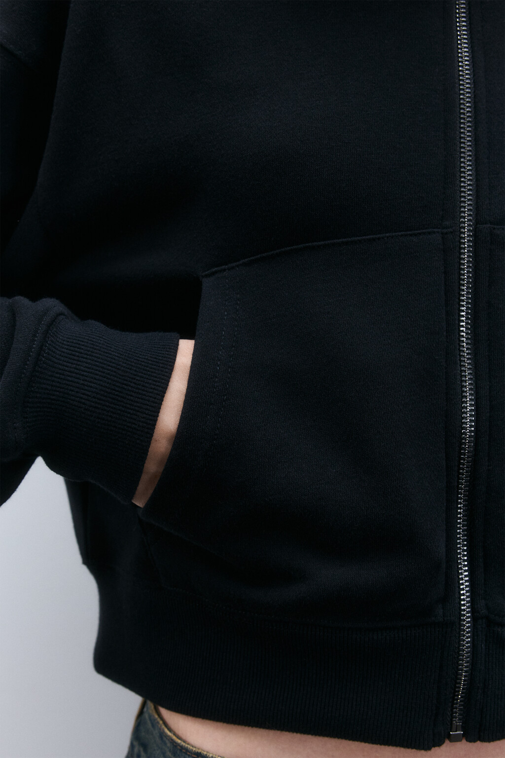 Худи-зипка с опушкой на капюшоне - цвет черный - 9
