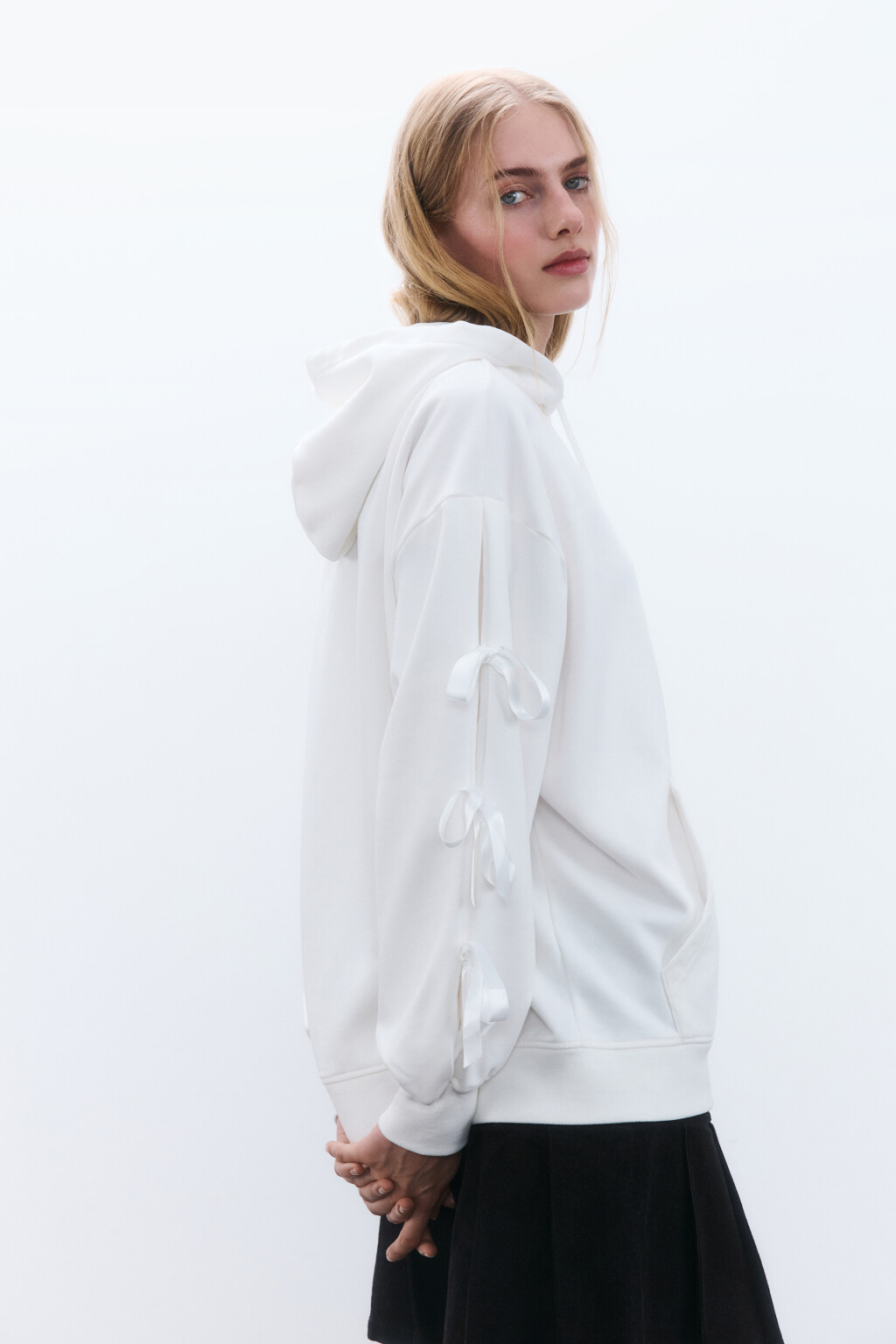 Худи-зипка с бантиками на рукавах - цвет молочный - 1