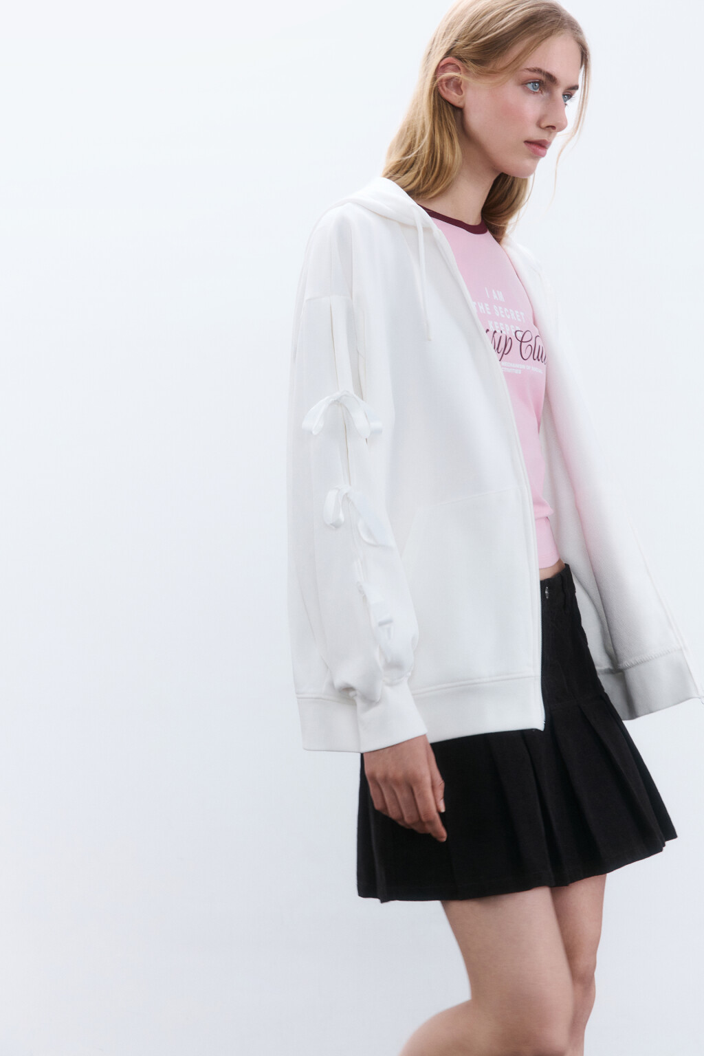 Худи-зипка с бантиками на рукавах - цвет молочный - 2