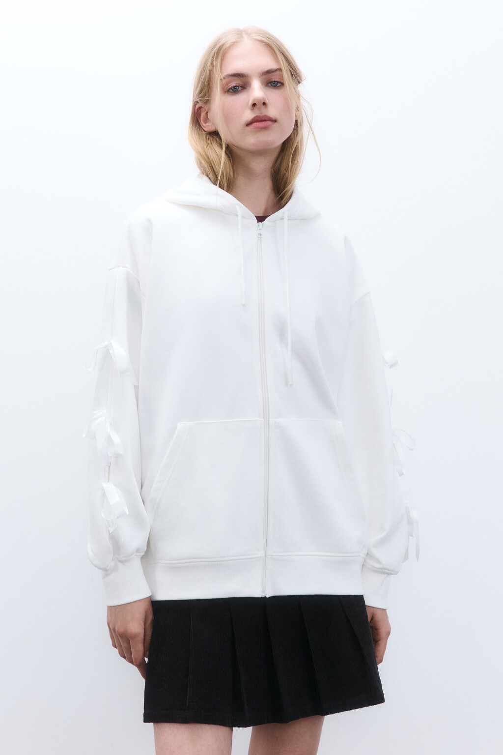 Худи-зипка с бантиками на рукавах - цвет молочный - 3