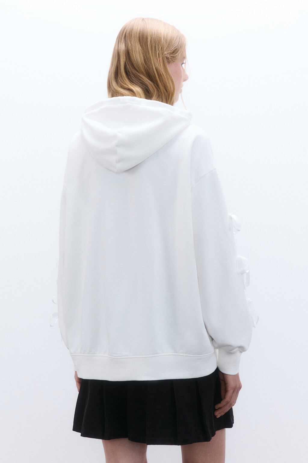 Худи-зипка с бантиками на рукавах - цвет молочный - 4