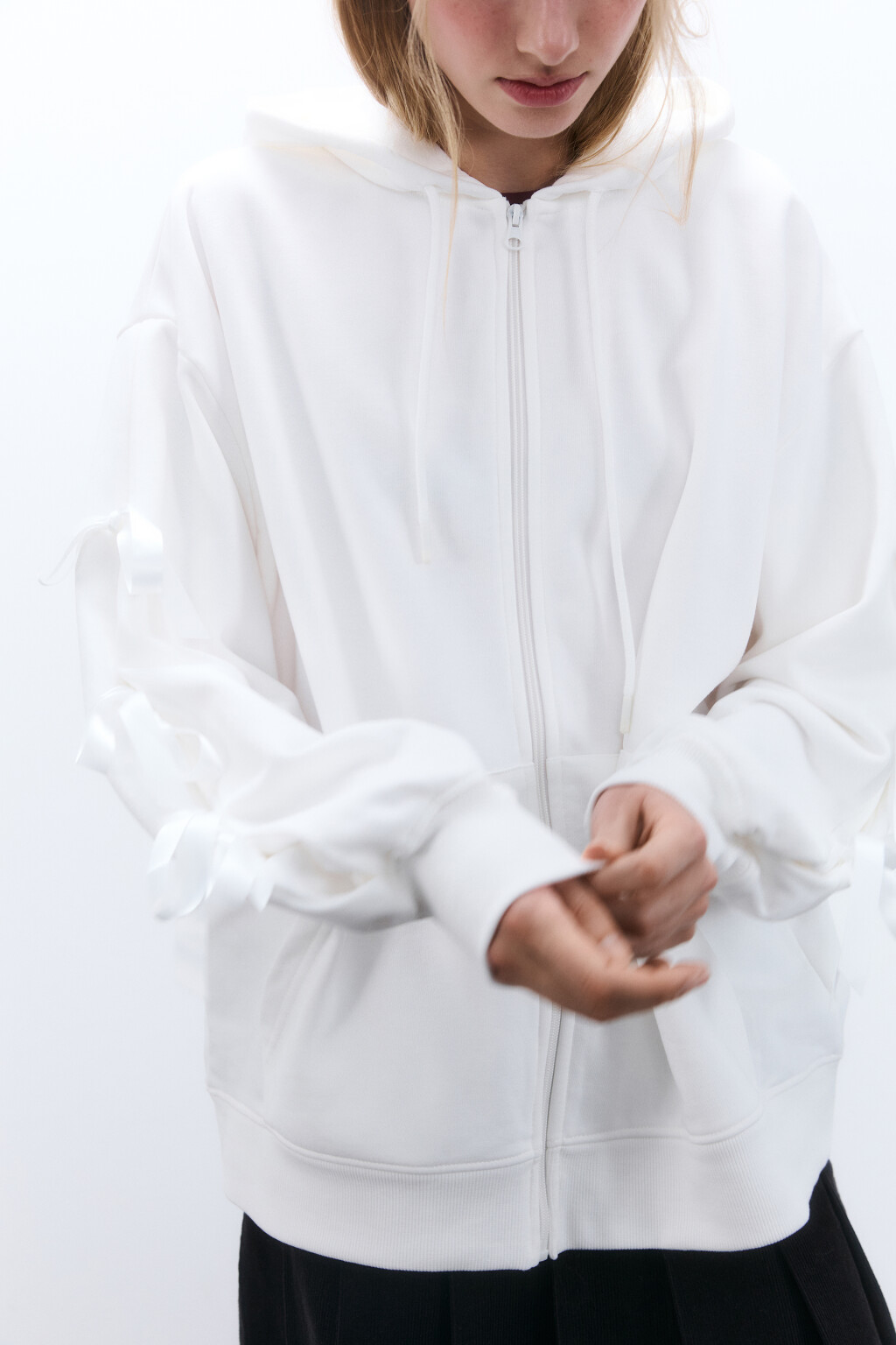 Худи-зипка с бантиками на рукавах - цвет молочный - 6