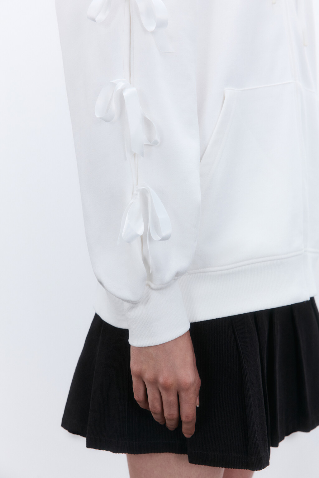 Худи-зипка с бантиками на рукавах - цвет молочный - 8