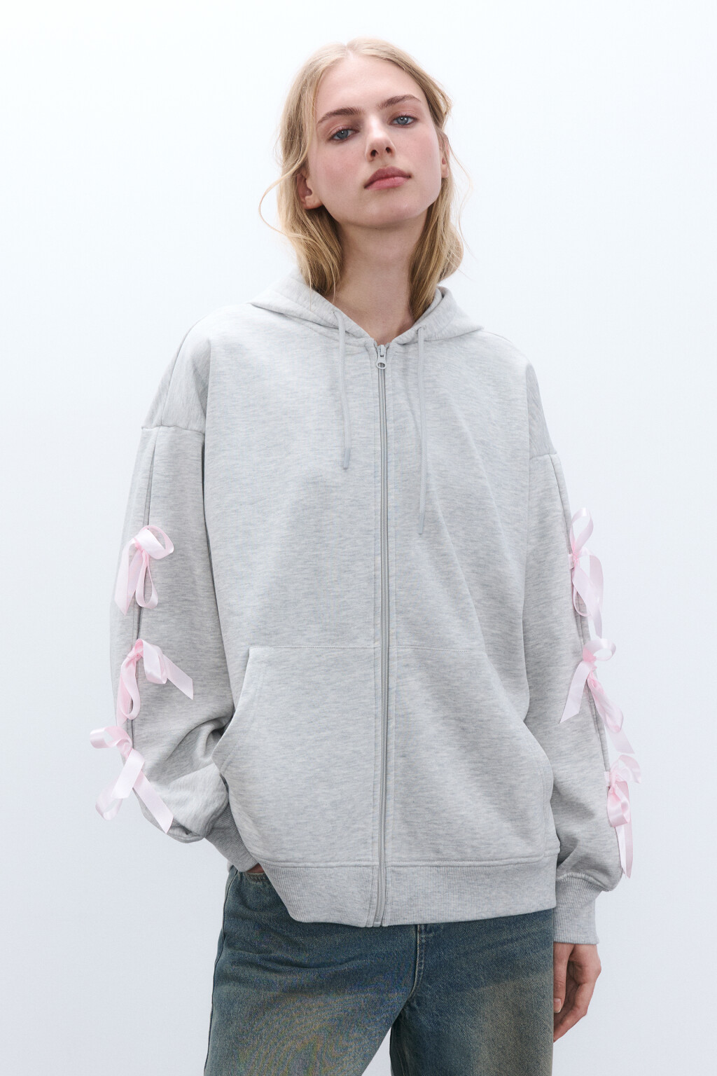 Худи-зипка с бантиками на рукавах - цвет серый - 2
