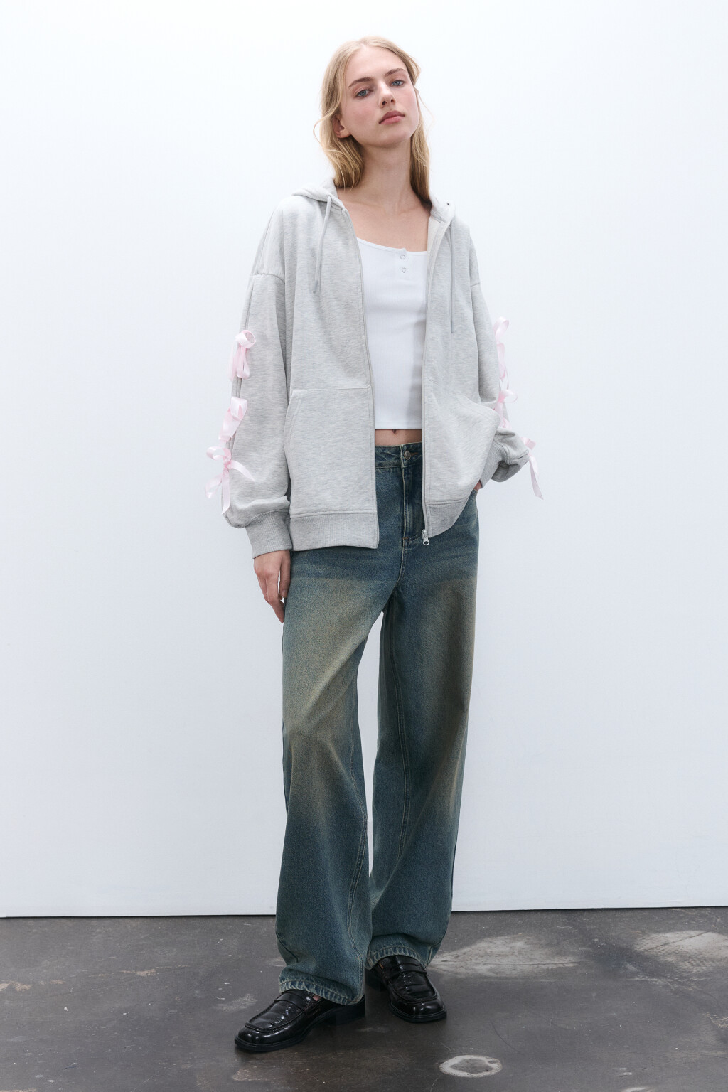 Худи-зипка с бантиками на рукавах - цвет серый - 4