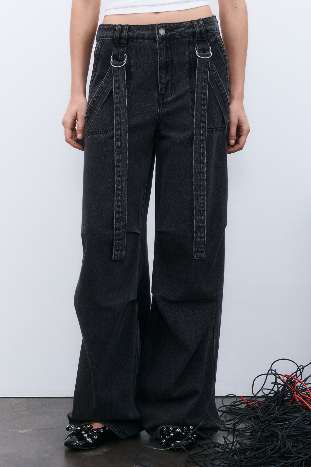 Джинсы baggy fit со складками и ремнями - цвет серый - 2