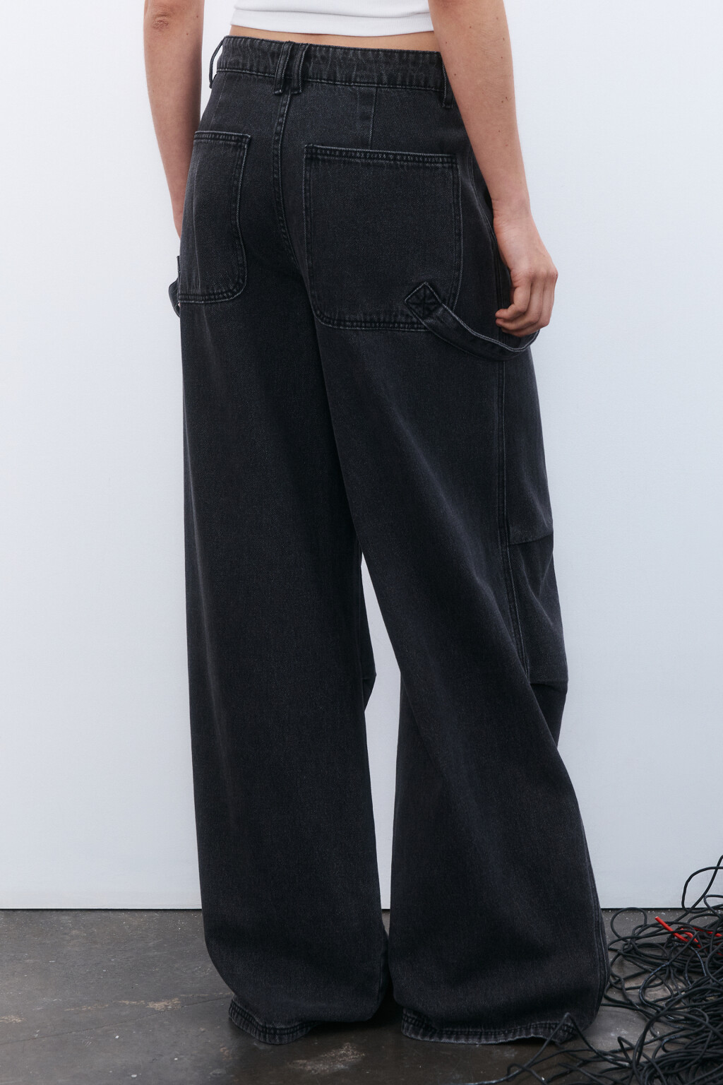 Джинсы baggy fit со складками и ремнями - цвет серый - 3