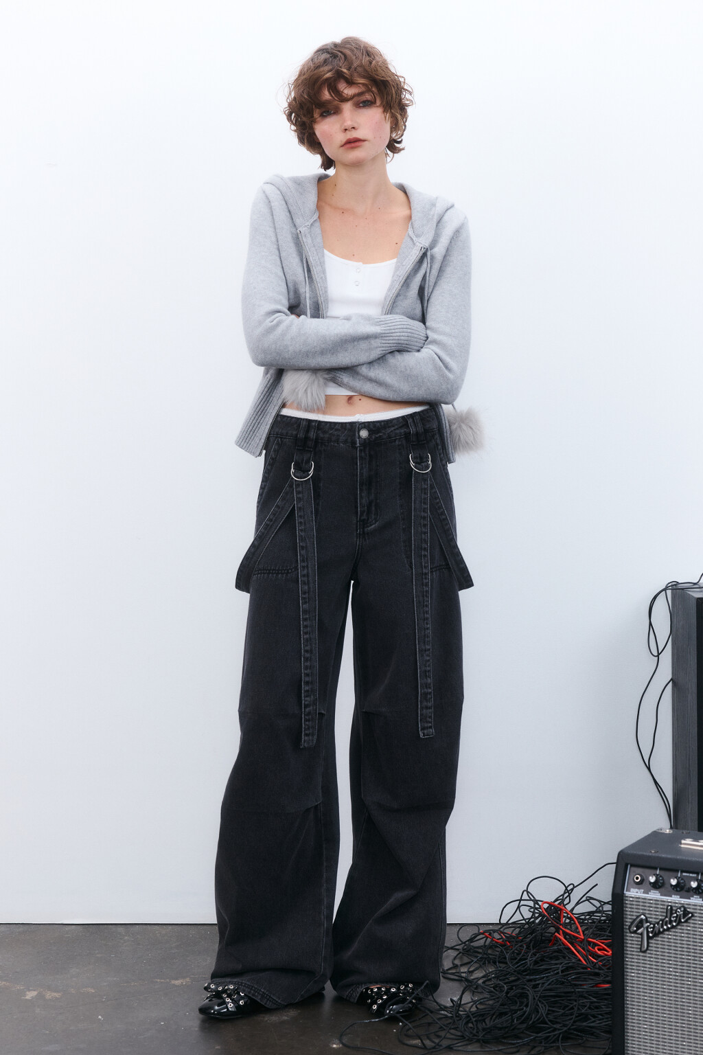 Джинсы baggy fit со складками и ремнями - цвет серый - 4