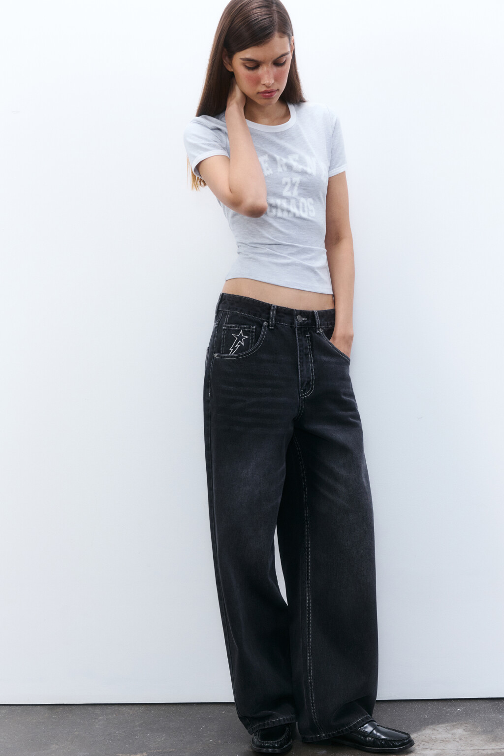 Джинсы baggy fit с вышивкой на кармашке - цвет серый - 1