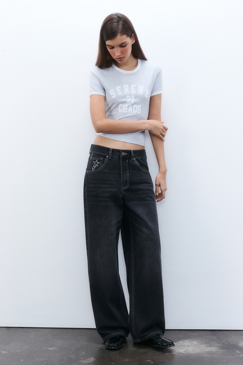 Джинсы baggy fit с вышивкой на кармашке - цвет серый - 4