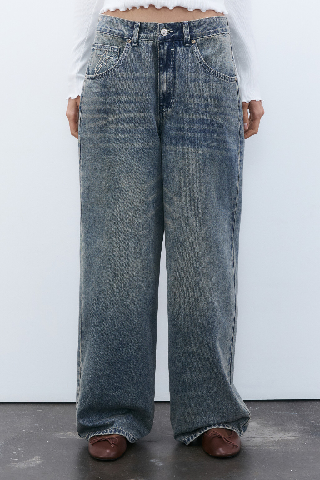 Джинсы baggy fit с вышивкой на кармашке - цвет синий - 2