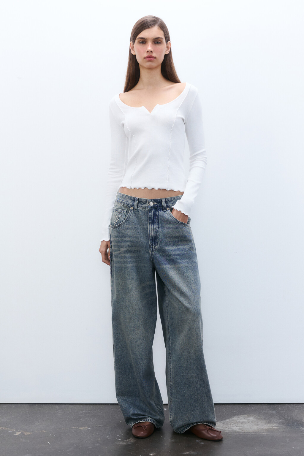 Джинсы baggy fit с вышивкой на кармашке - цвет синий - 4