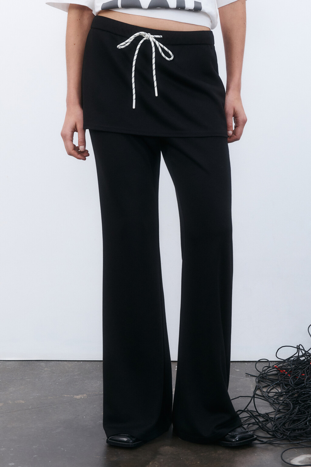 Брюки клеш трикотажные с баской - цвет черный - 2