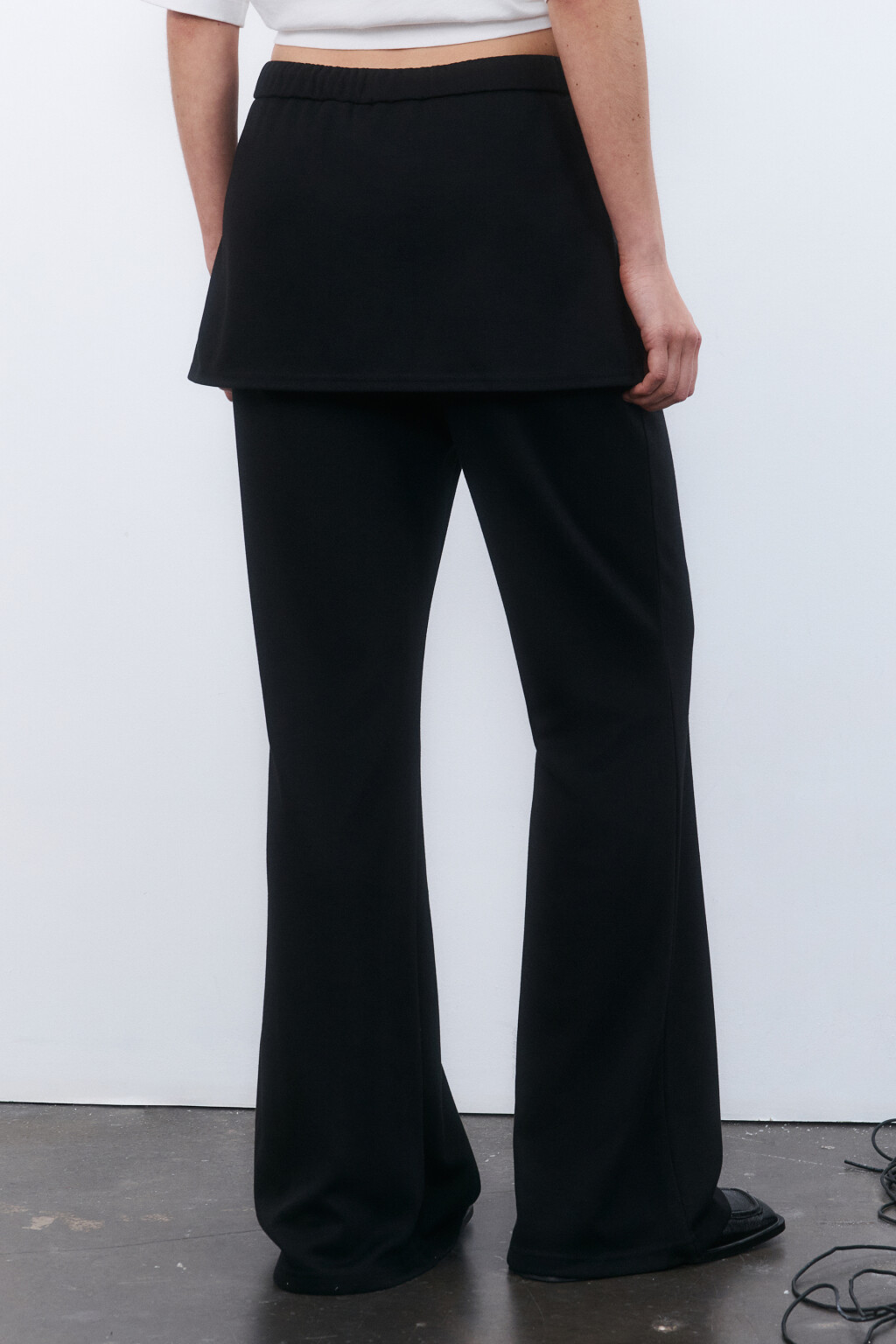 Брюки клеш трикотажные с баской - цвет черный - 3
