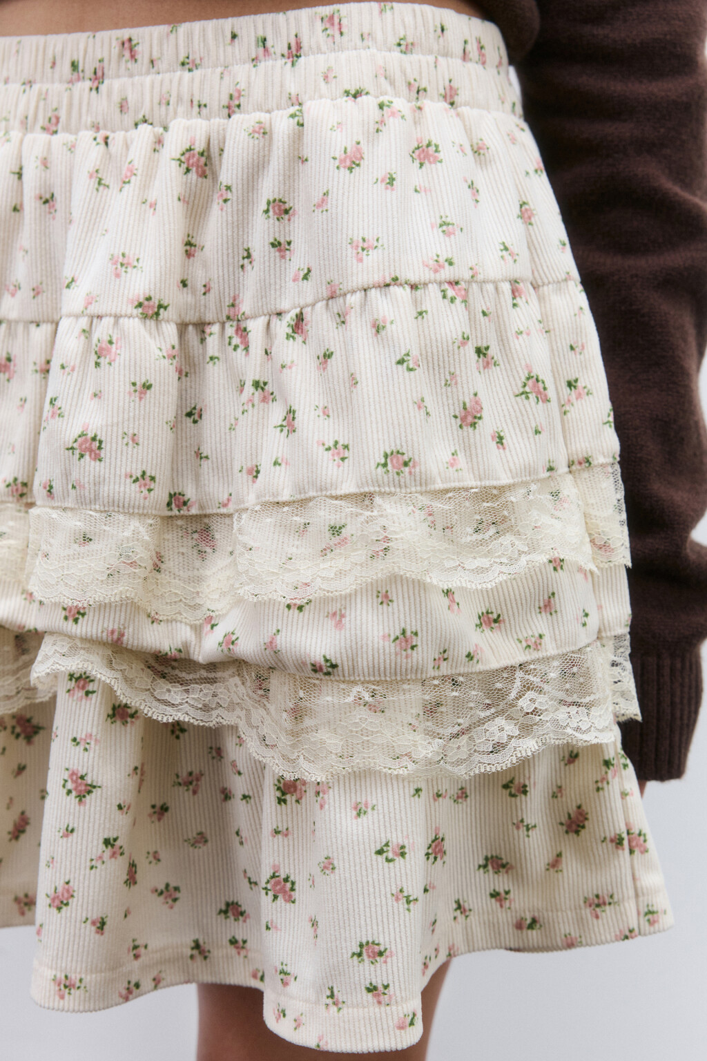Юбка-шорты с оборками и кружевом - цвет бежевый - 7