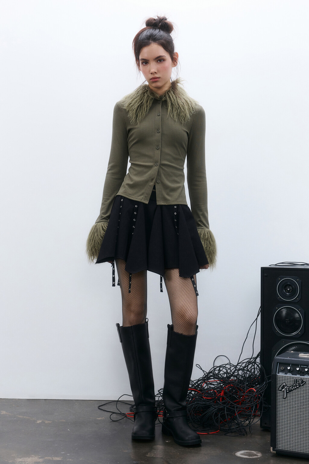 Юбка-шорты с ремешками и люверсами - цвет черный - 4