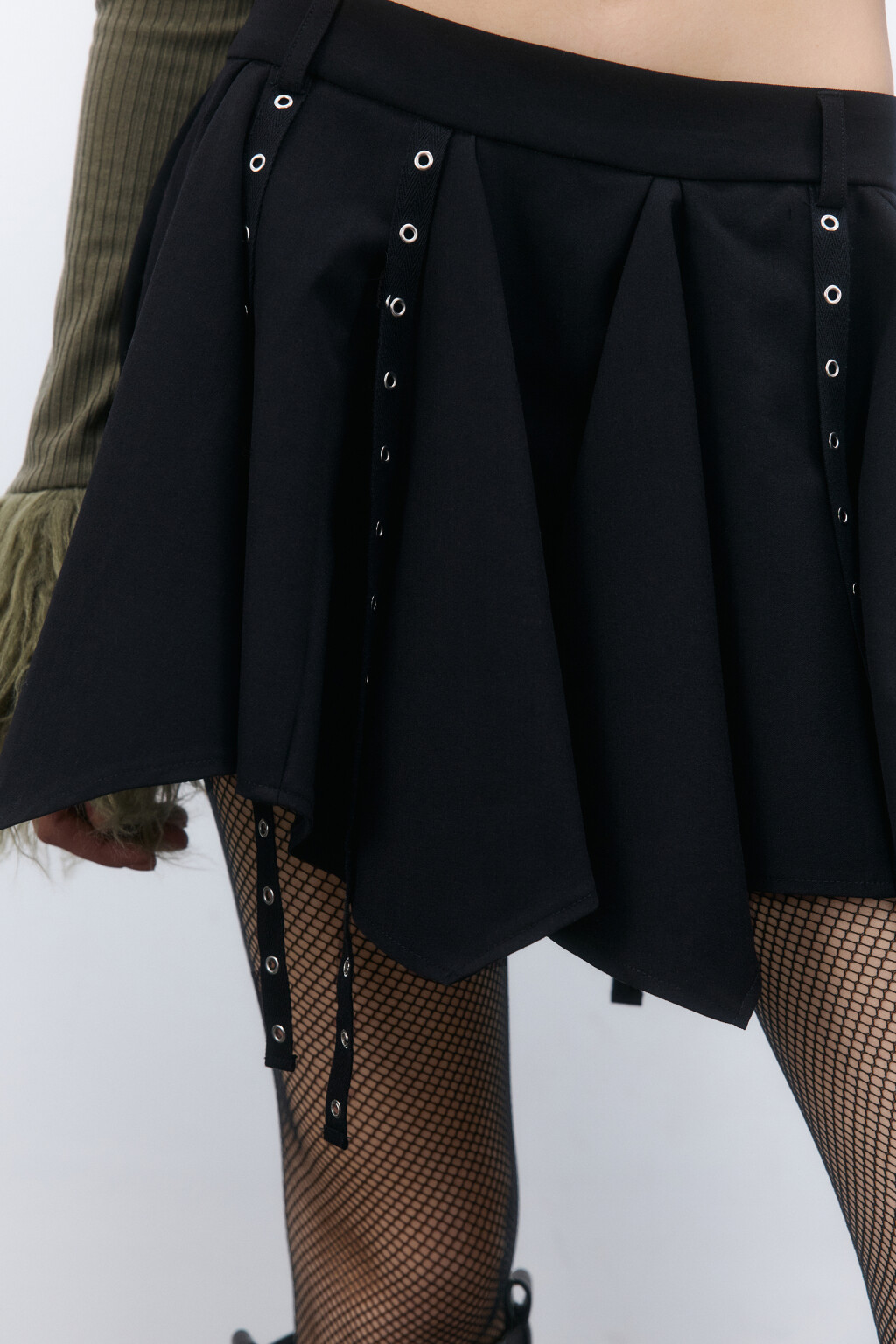Юбка-шорты с ремешками и люверсами - цвет черный - 5